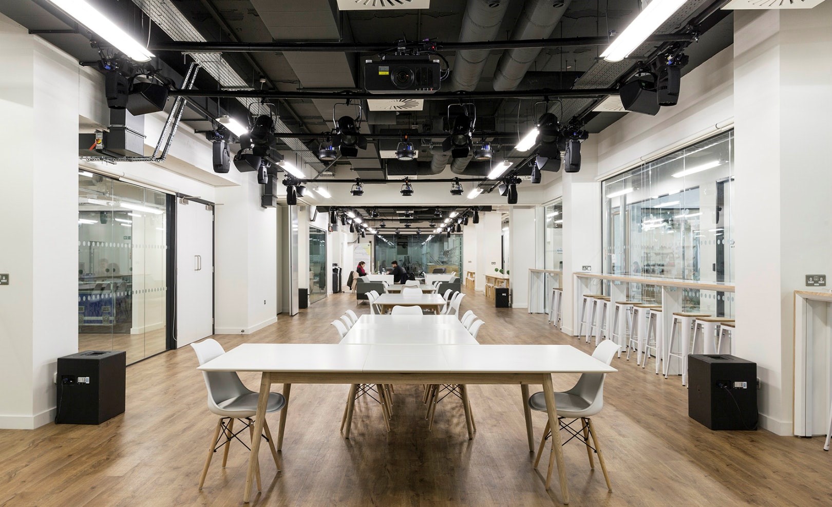 Modern meeting space with long table for collaborative corporate events and workshops.