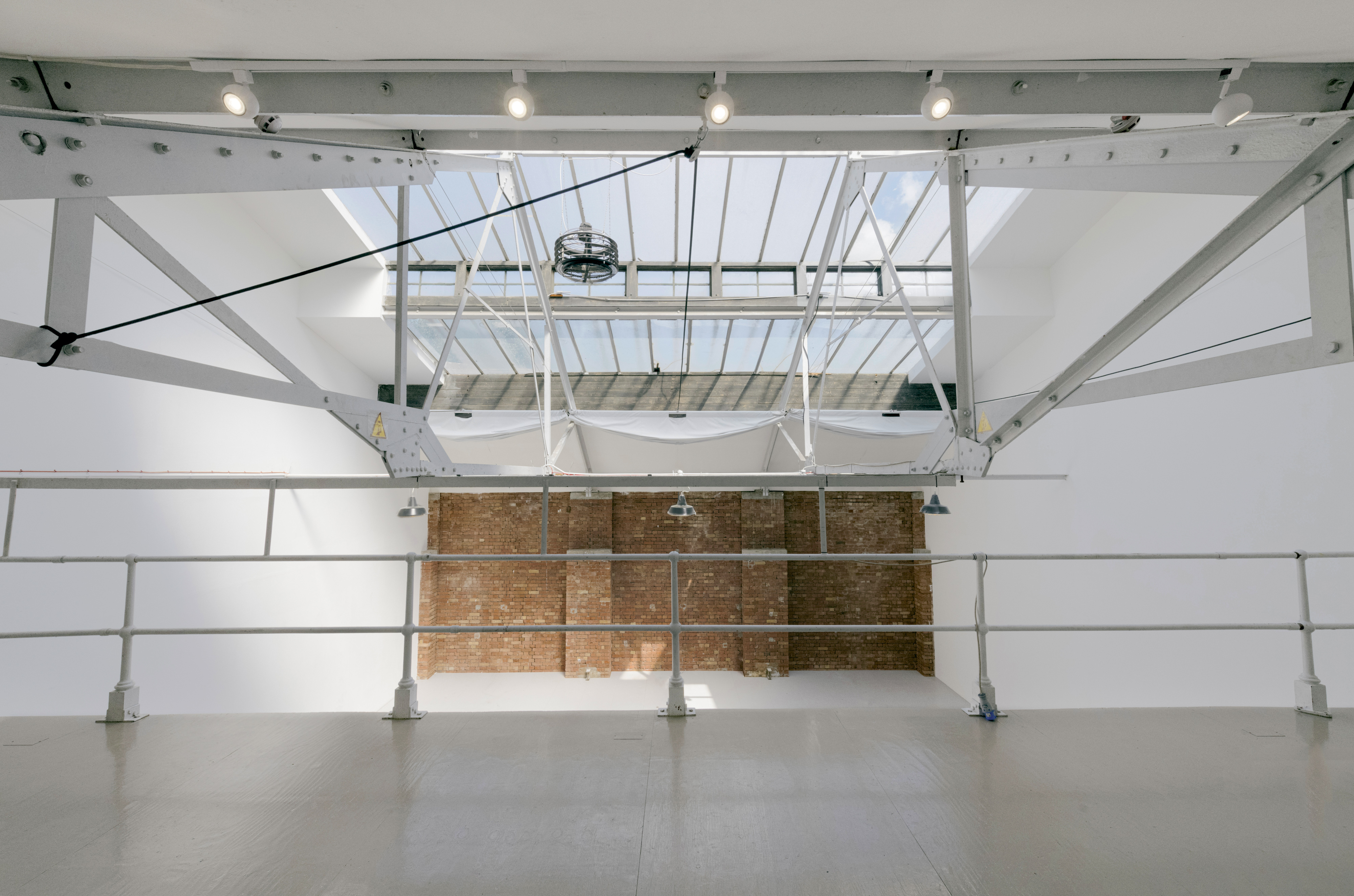 Spacious modern event space with high ceilings, ideal for corporate meetings and creative events.