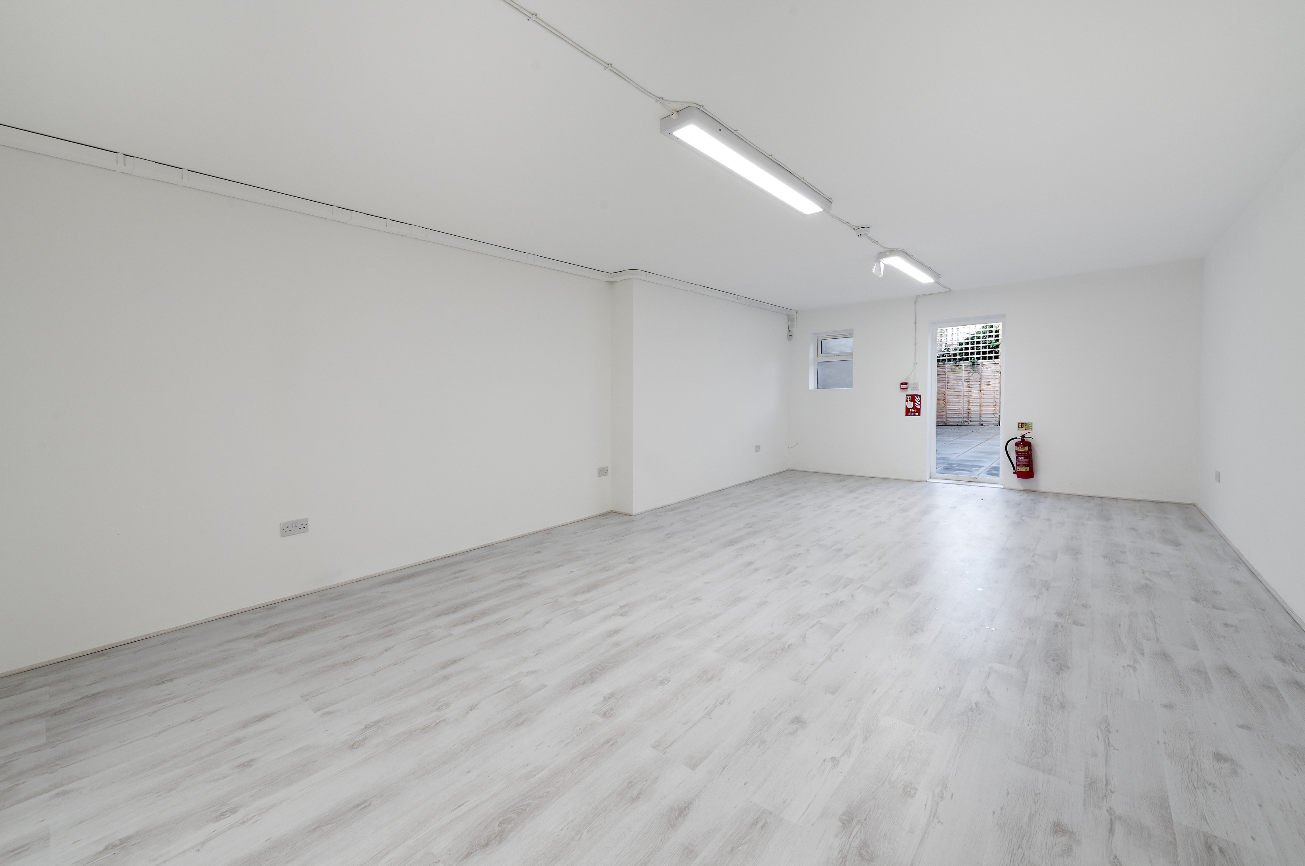 Versatile event space with natural light, ideal for workshops and gatherings.