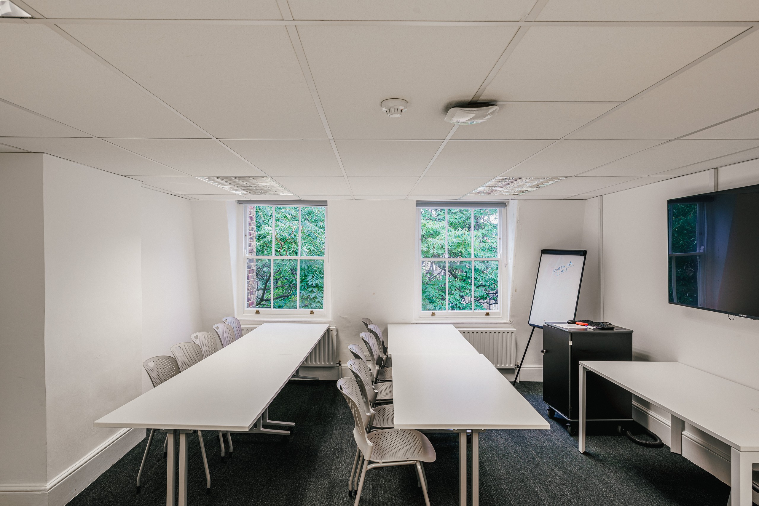Covent Garden Room in CIEE London, U-shaped tables for workshops and meetings.