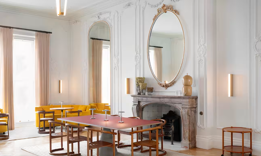 Cromwell Place Café Bar: elegant meeting space with natural light, ideal for workshops and events.