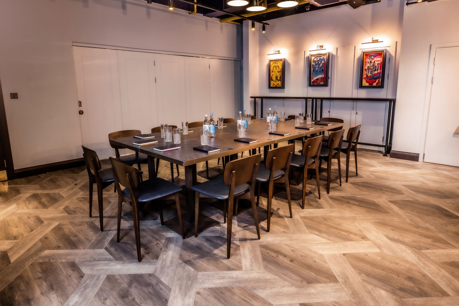 Topaz private meeting room at Puttshack Watford, ideal for professional gatherings.