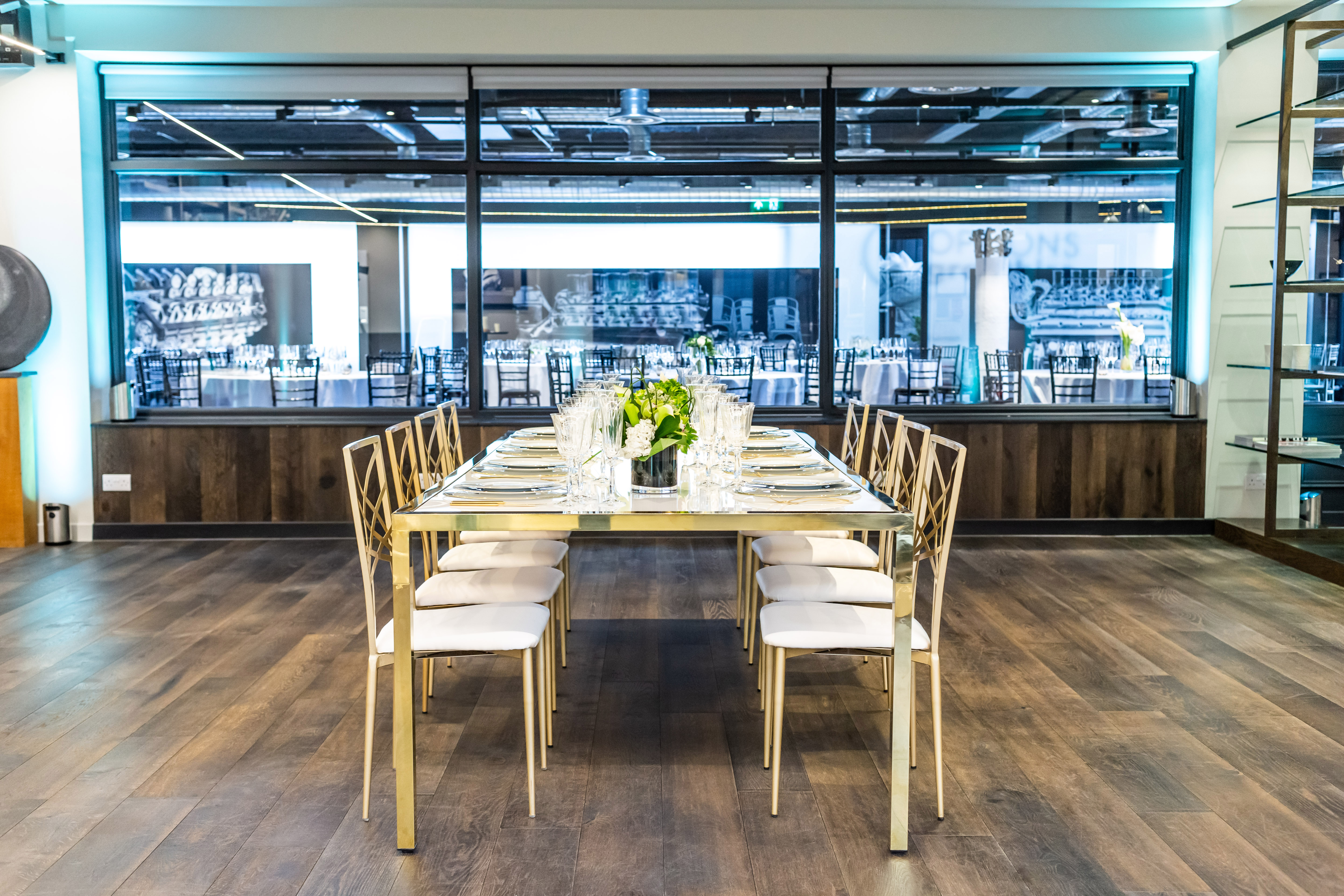 Modern meeting space with sleek table, ideal for corporate events and networking.
