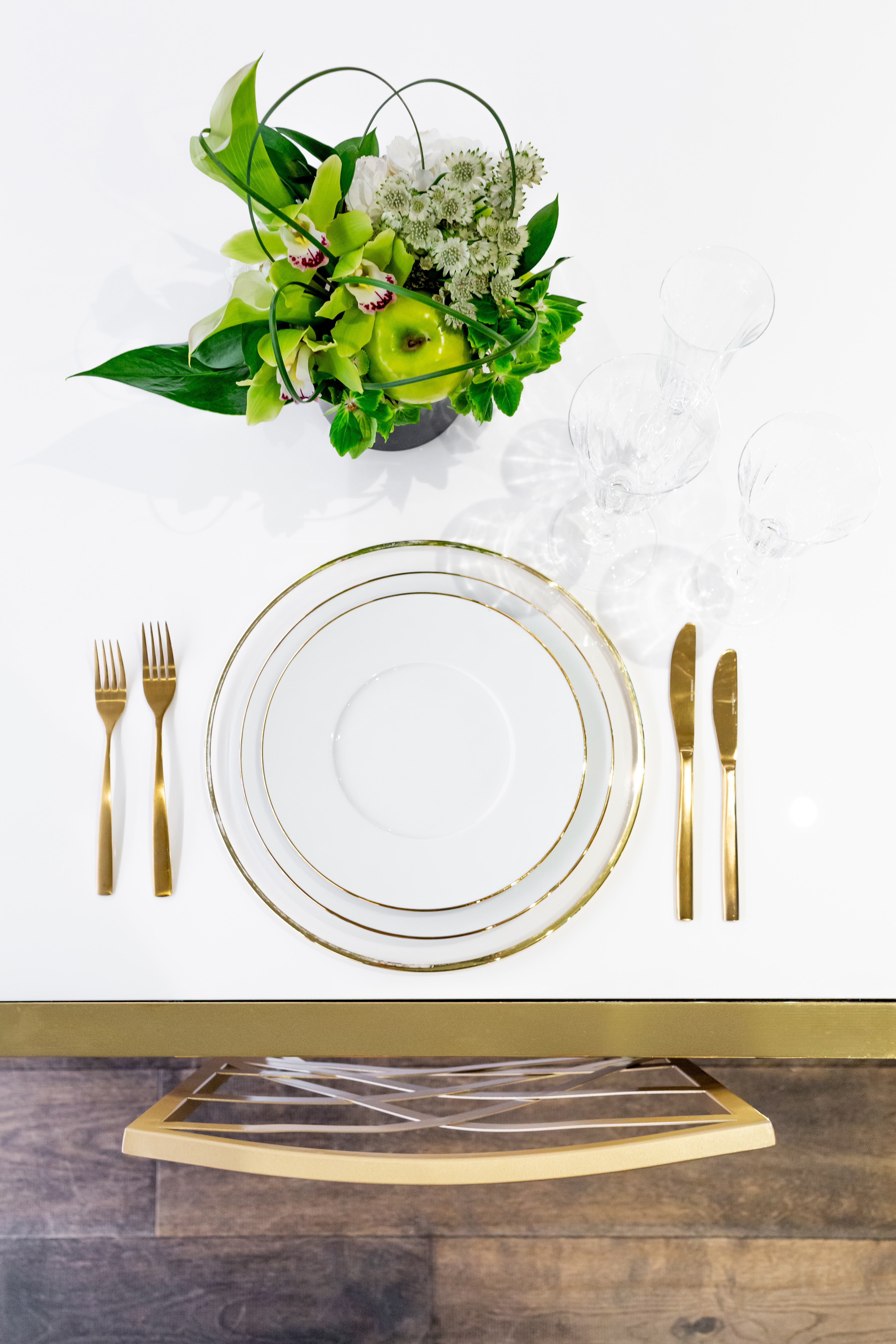 Elegant dining table with gold-rimmed plates for upscale events and corporate gatherings.