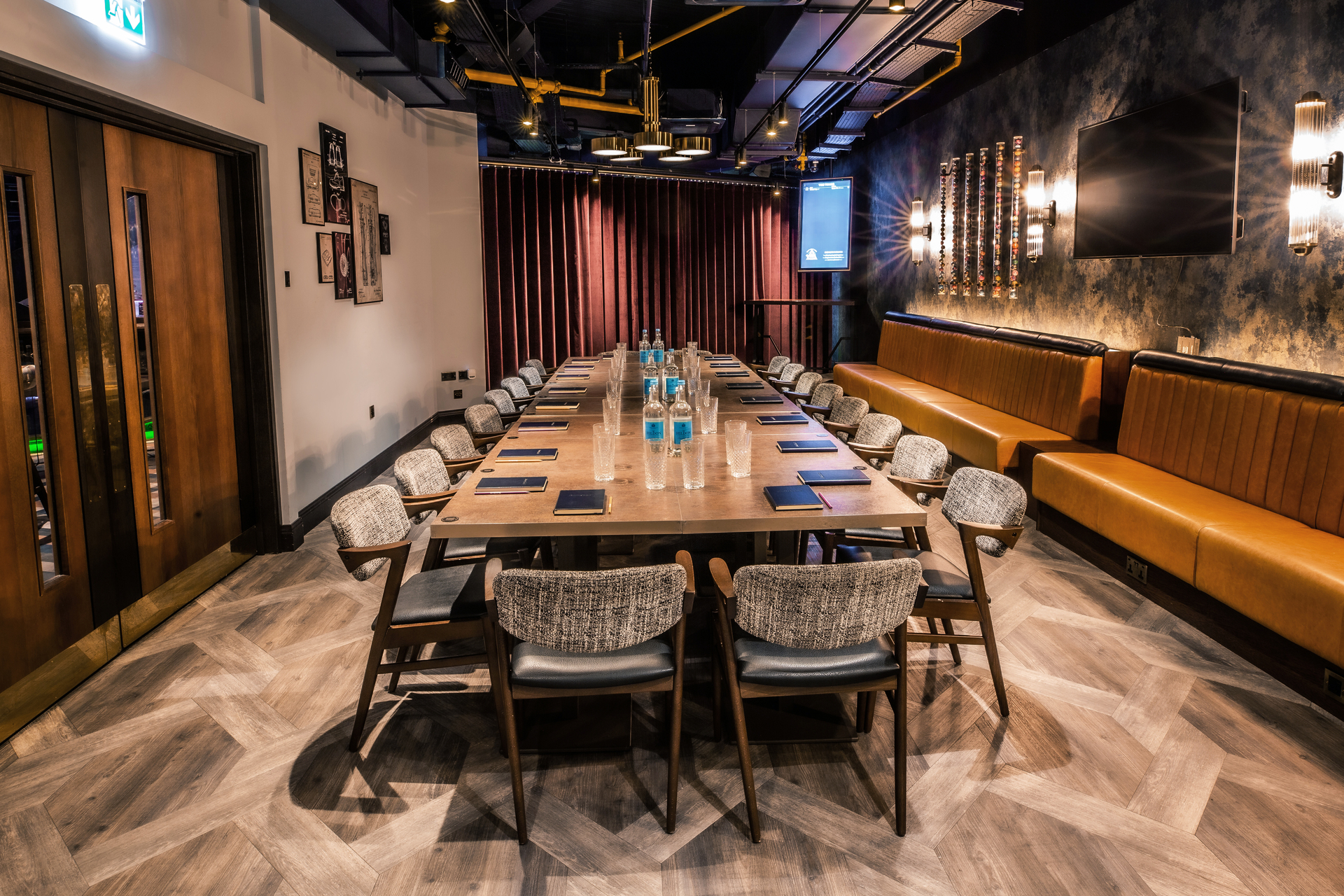 Emerald Private Room at Puttshack Watford, ideal for meetings and workshops.