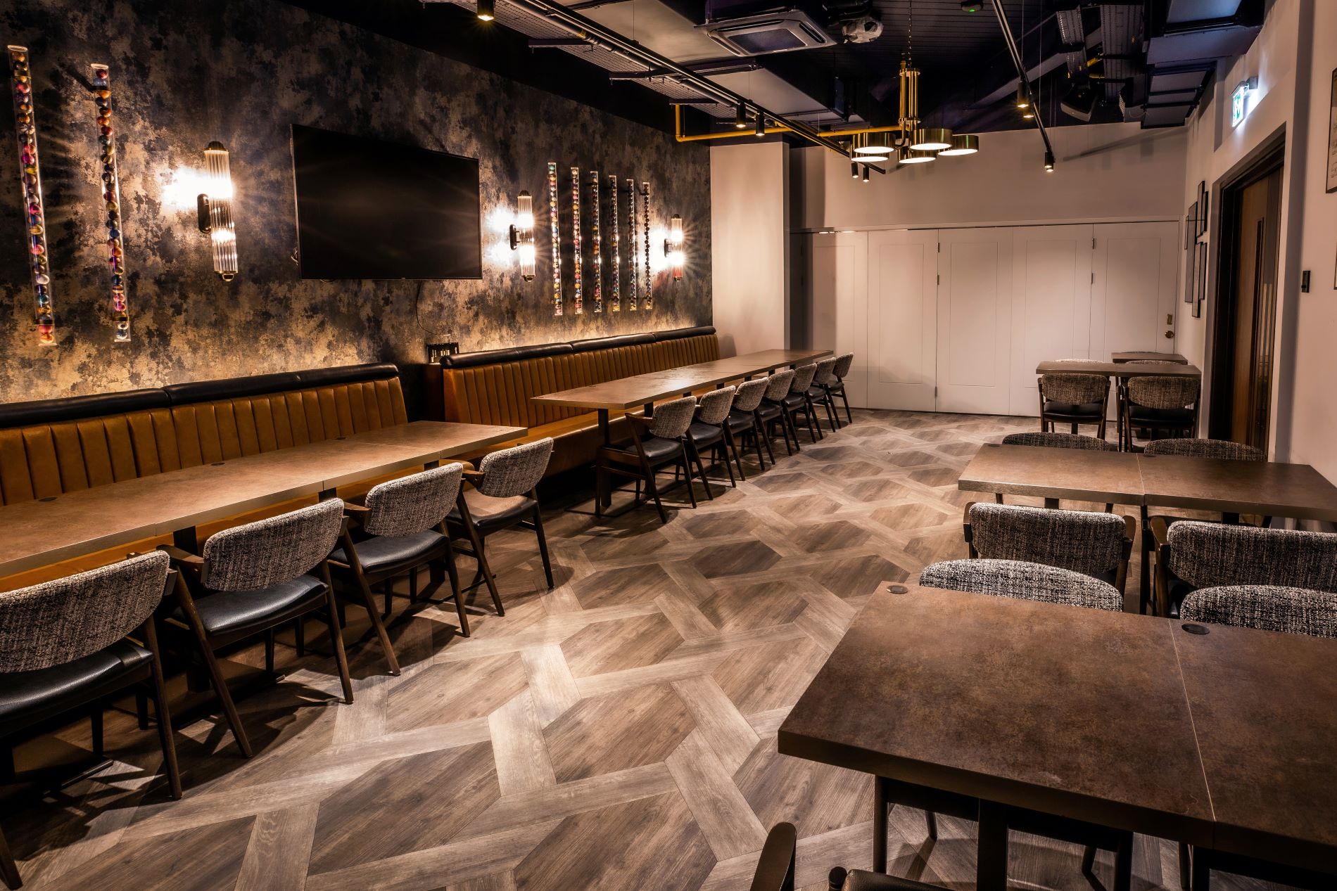 Emerald Private Room at Puttshack Watford, modern decor for corporate events and workshops.