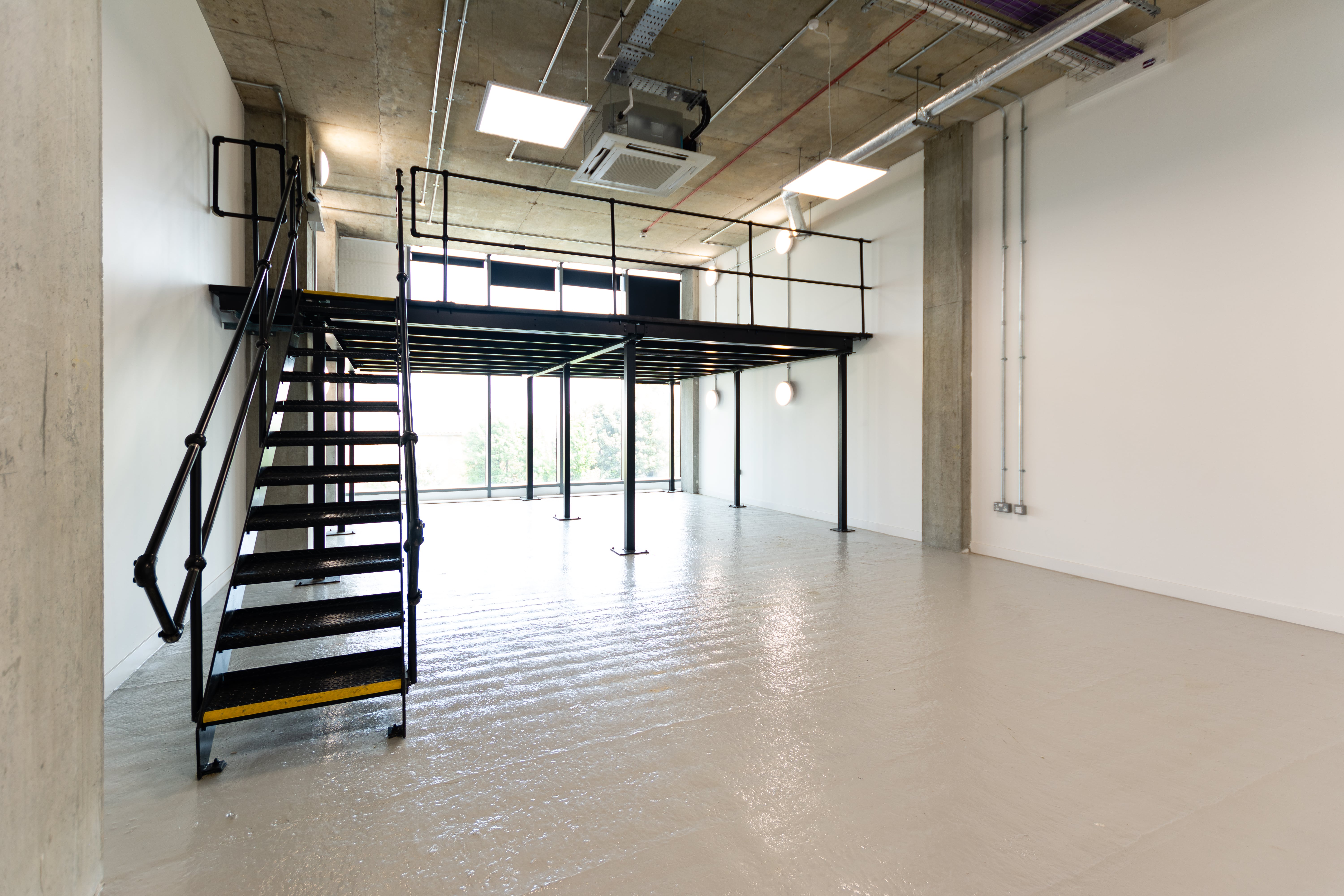 Creative office space with high ceilings, ideal for meetings and workshops.
