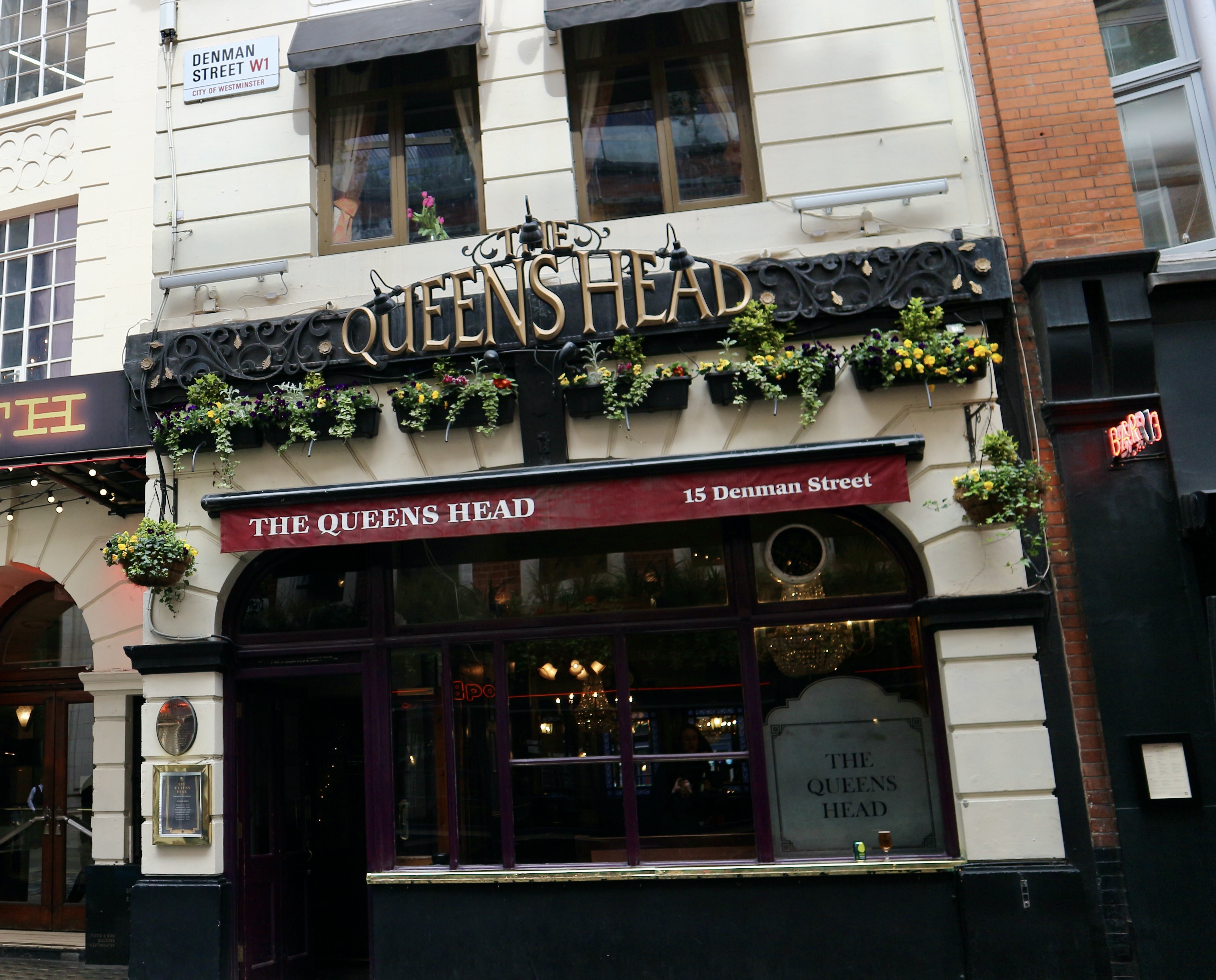 Charming pub exterior at The Queens Head, ideal for networking events and gatherings.