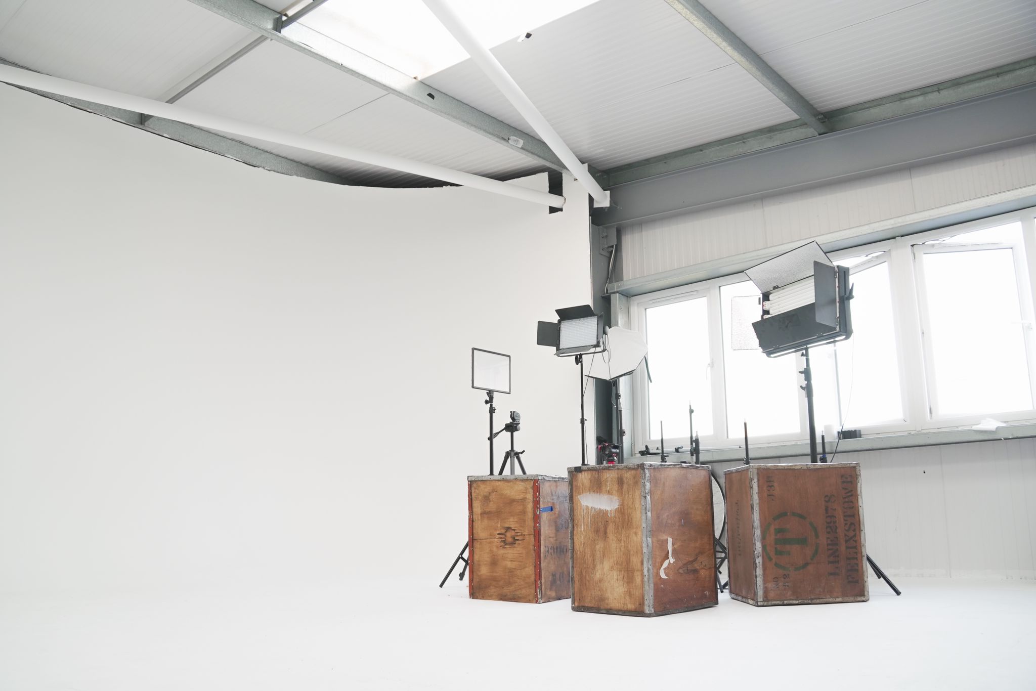 Versatile white event space with lighting, perfect for photo shoots and workshops.