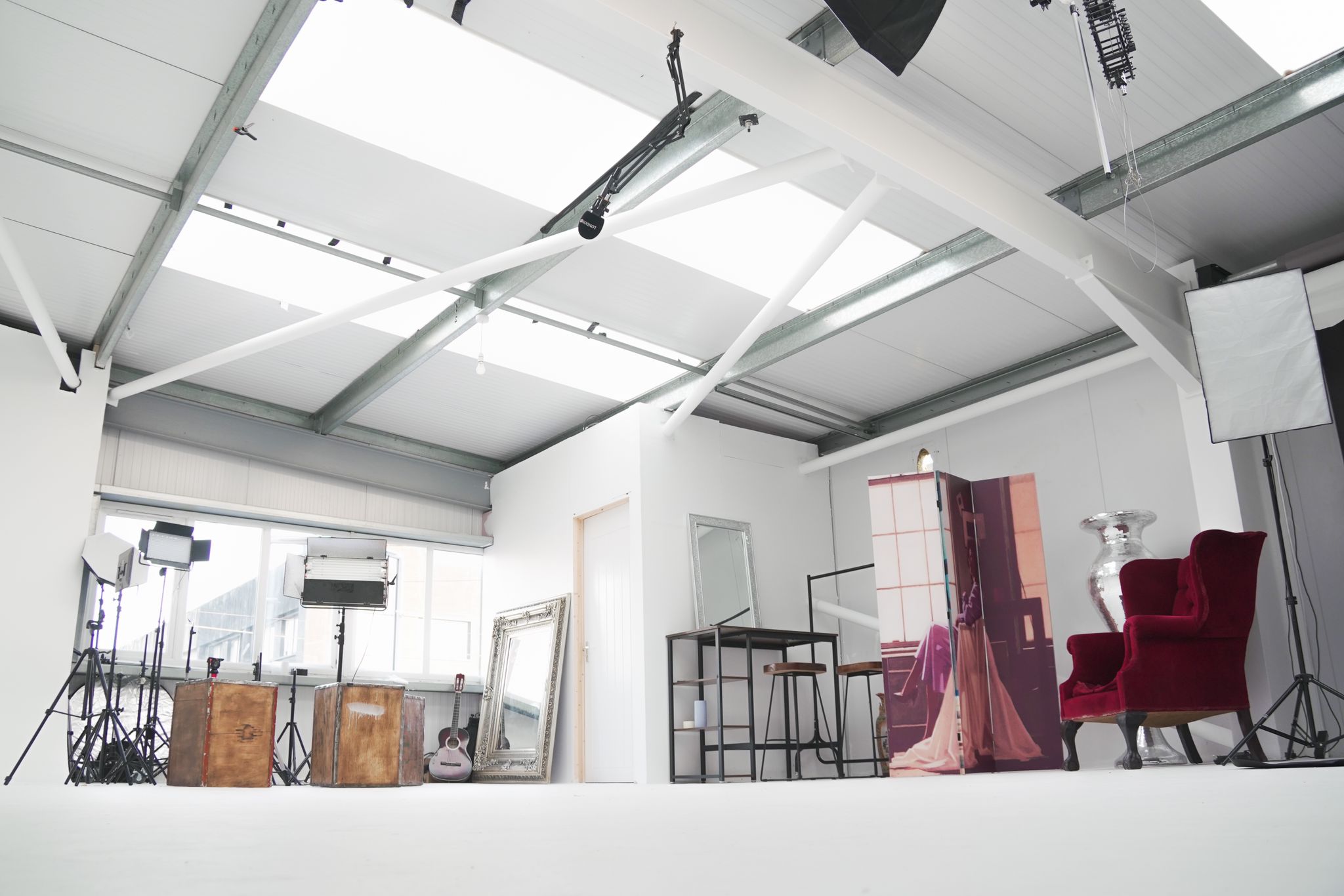 Versatile white event space with natural light for meetings and creative gatherings.