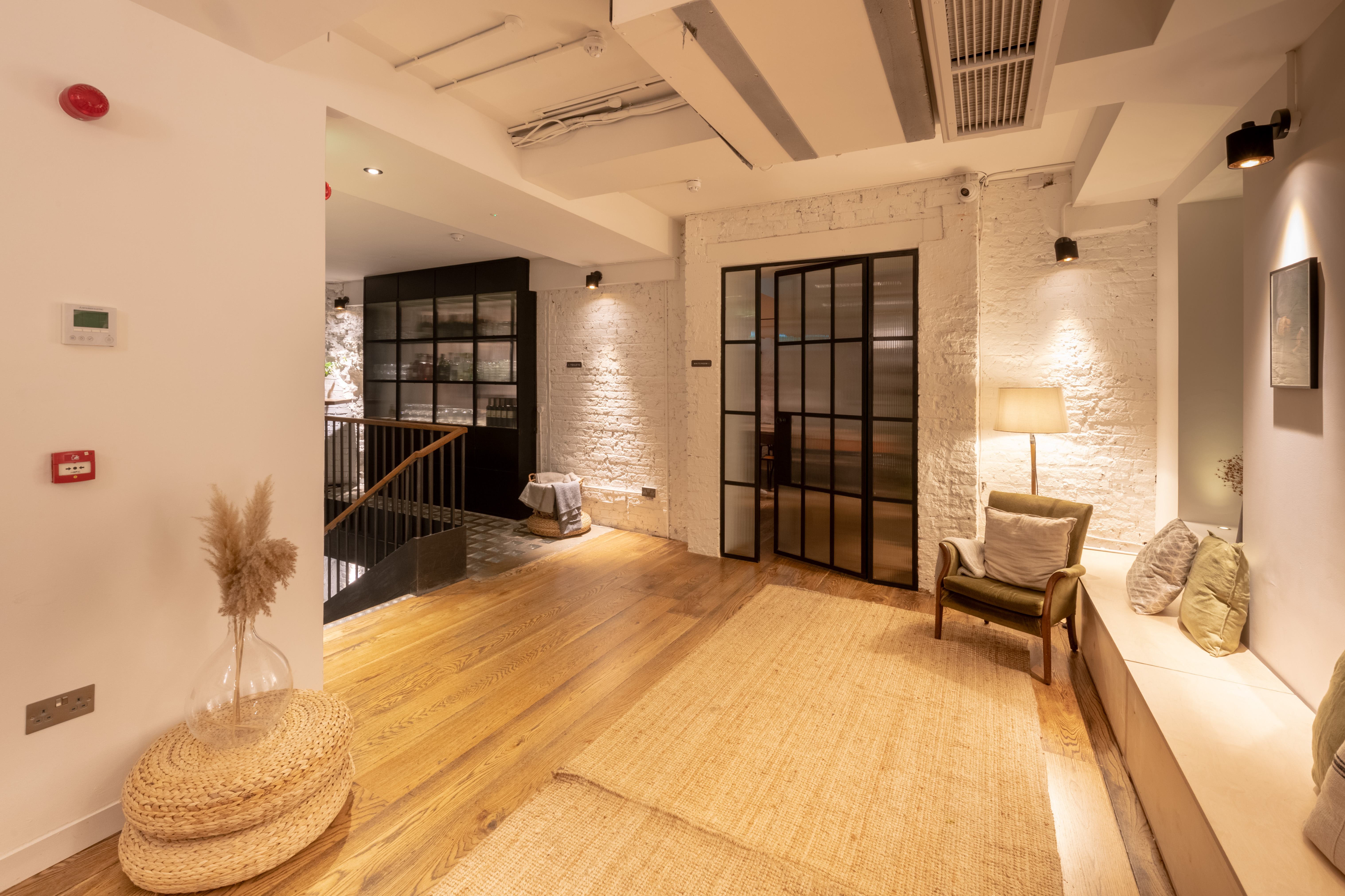 Stylish White Room in Carousel London, ideal for networking events and intimate gatherings.