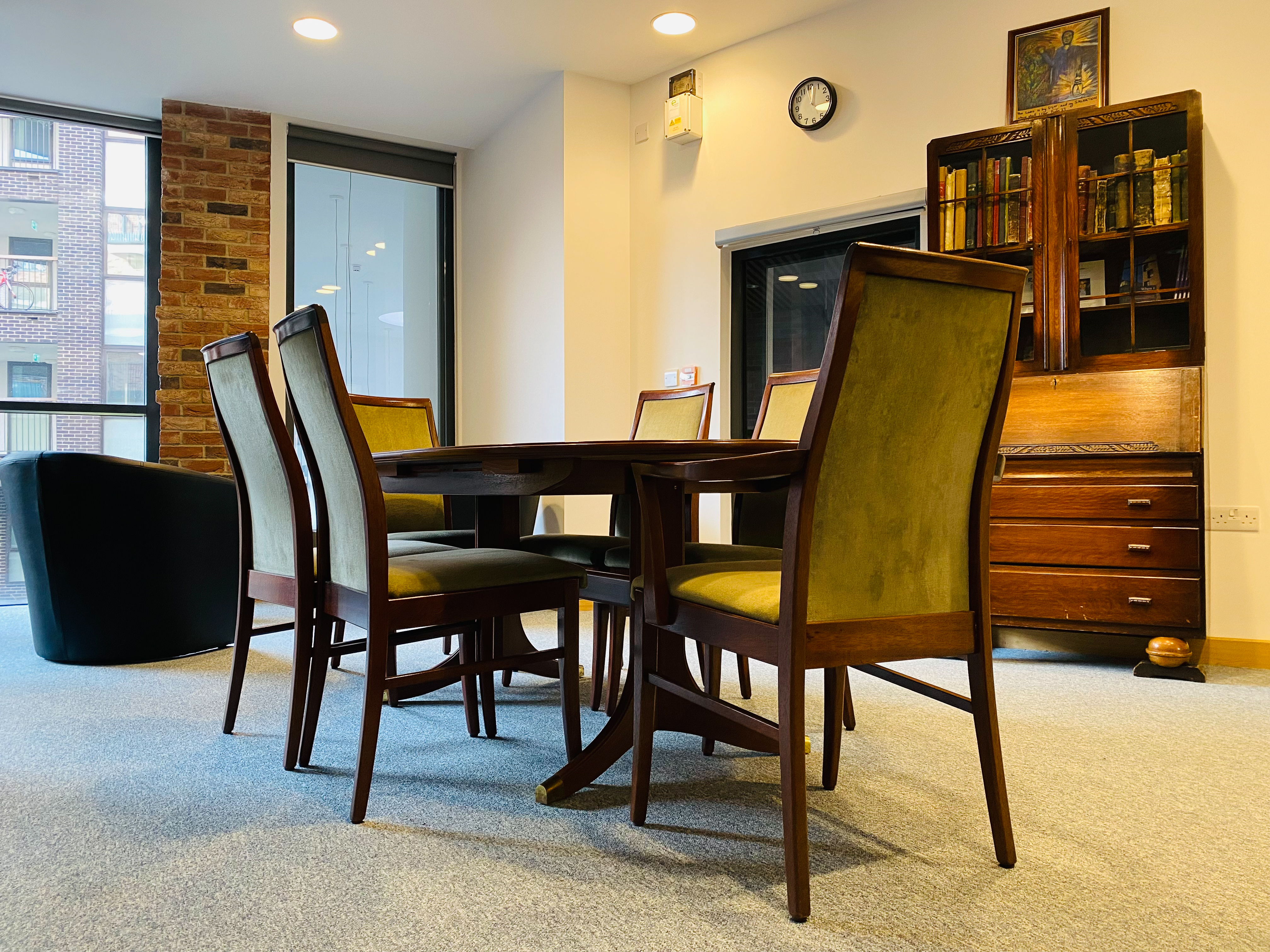 Performance Hall in Tab Centre: cozy meeting space with wooden table, ideal for workshops.