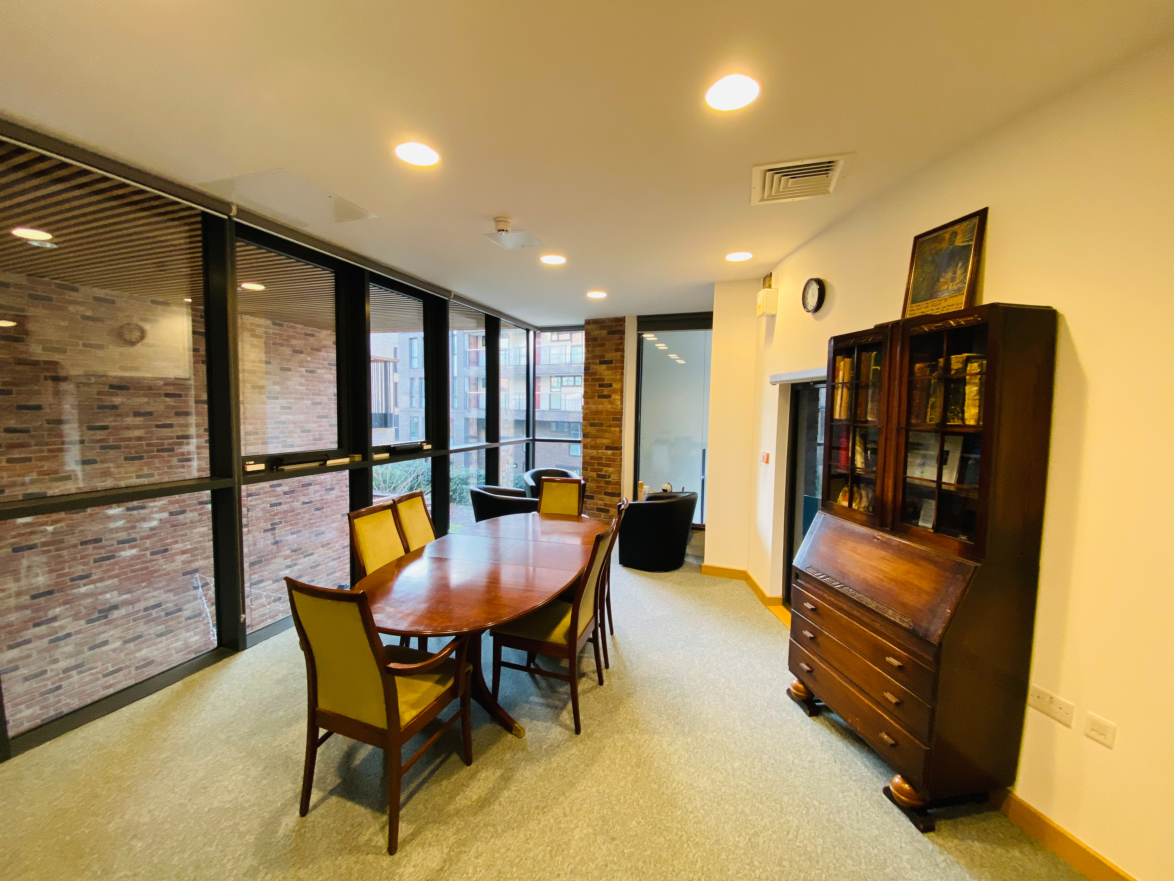 Performance Hall in Tab Centre: bright meeting room with round table for brainstorming sessions.