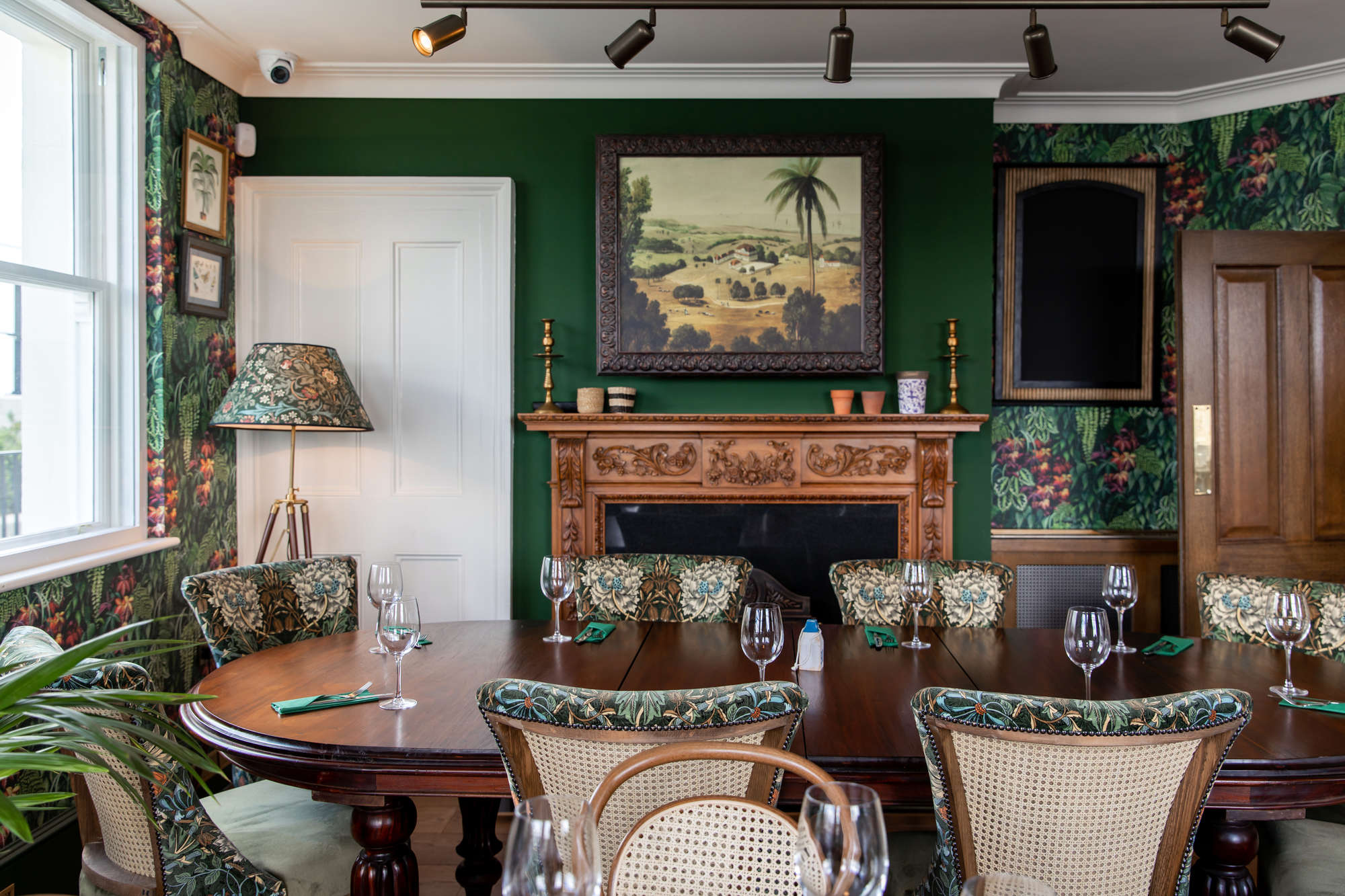 Elegant meeting space with wooden table, ideal for executive meetings and gatherings.