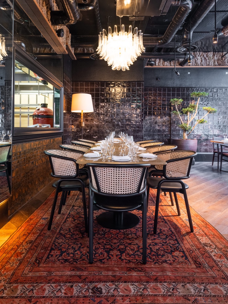 Stylish dining room at Arros QD, perfect for intimate gatherings and corporate dinners.