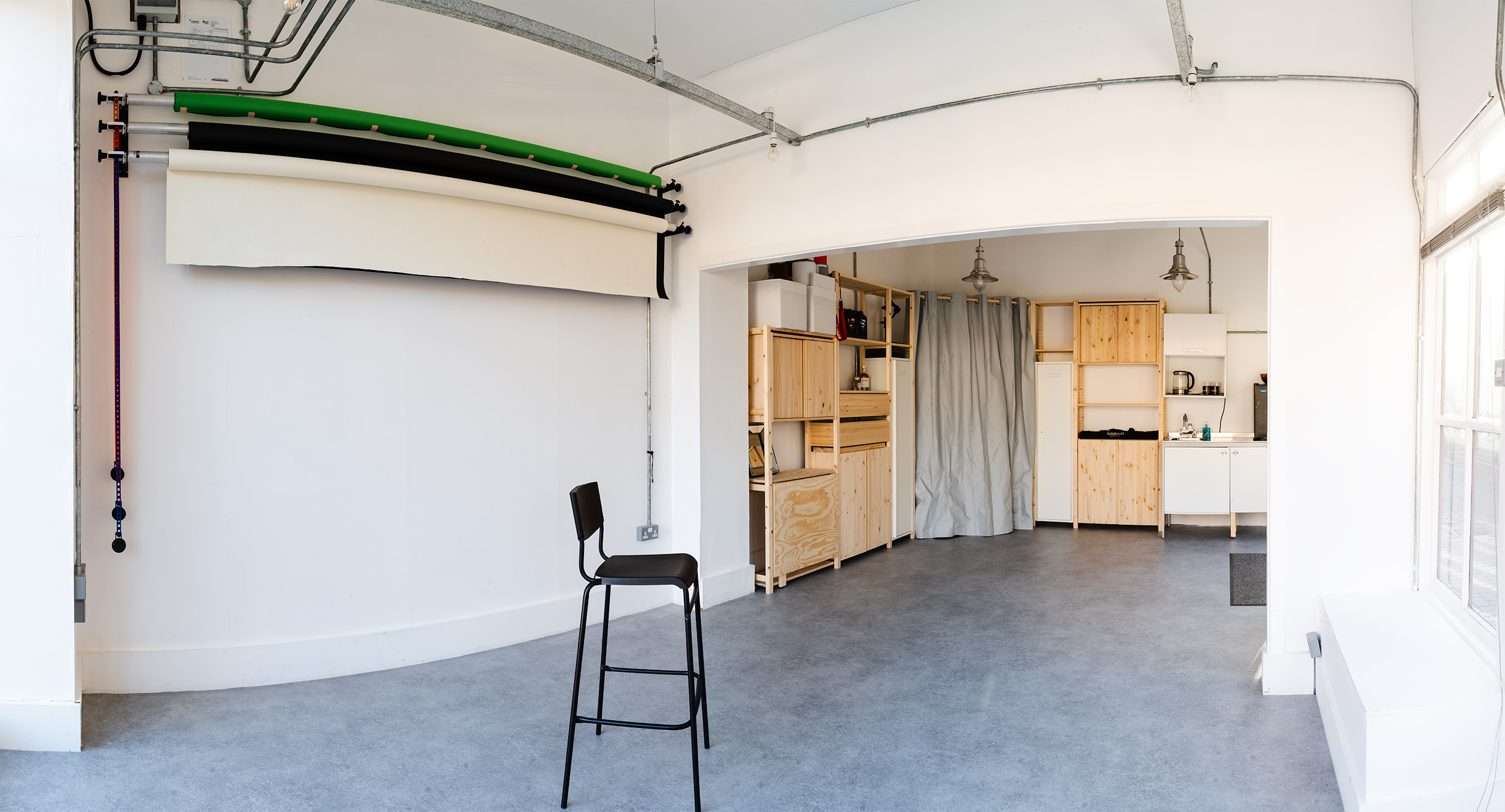 Versatile minimalist event space with natural light for workshops and meetings.