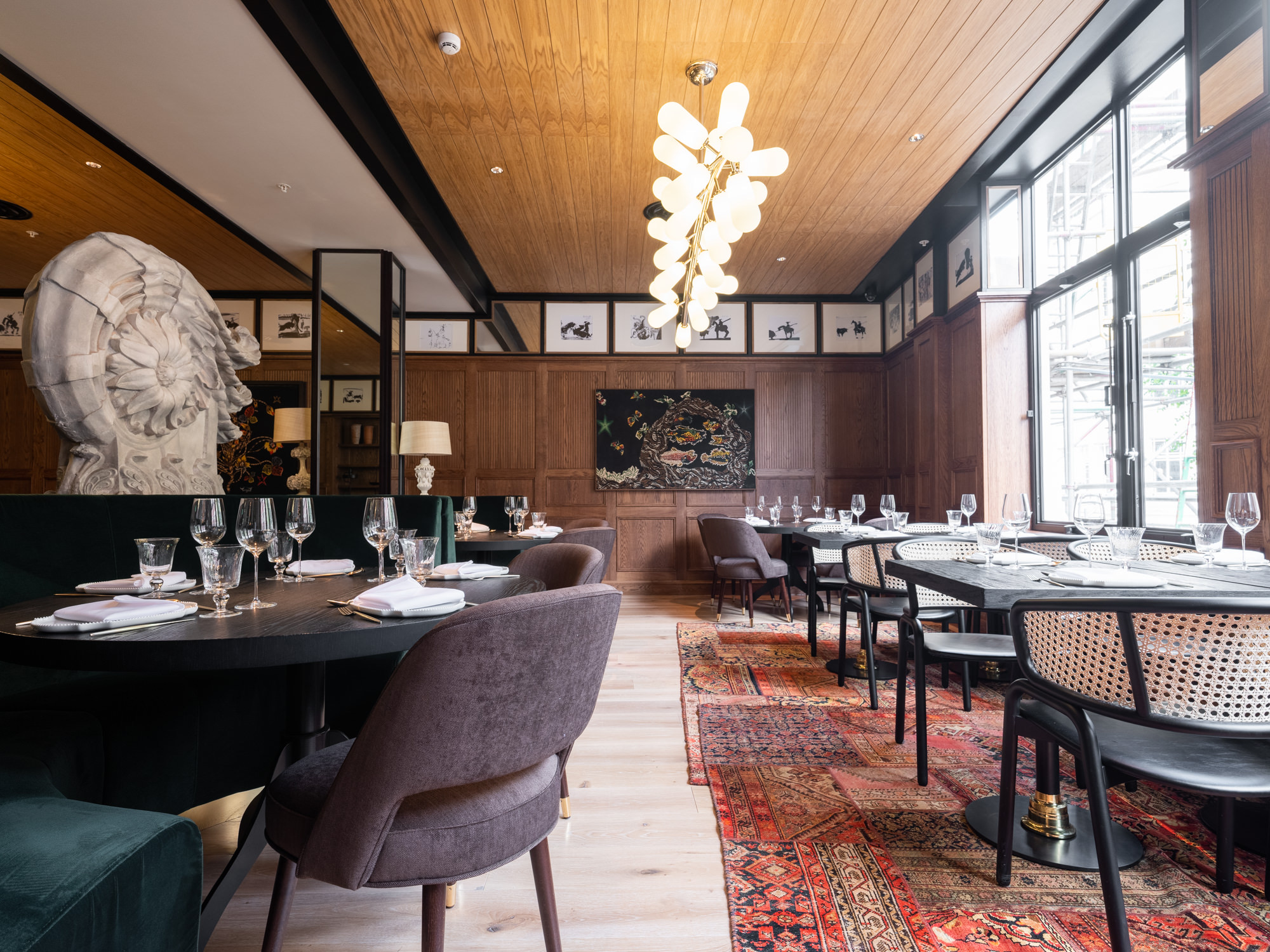 Elegant restaurant setting in Arros QD, ideal for intimate dinners and events.