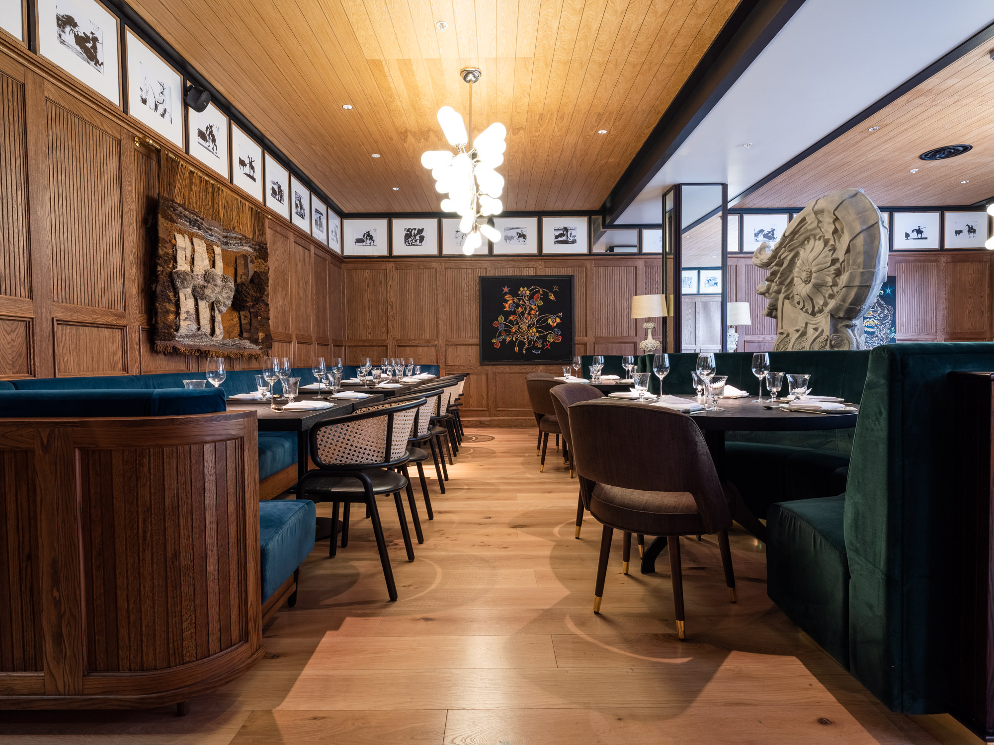 Elegant dining space in Arros QD, ideal for upscale events and intimate meetings.