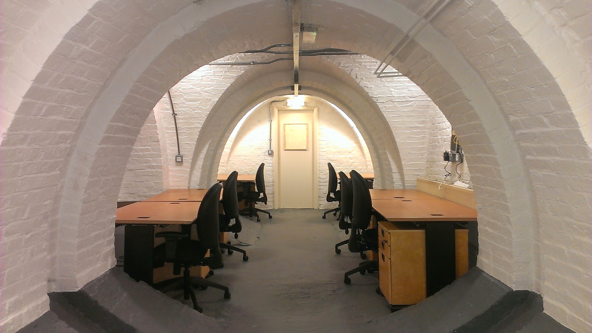 SpacE2 meeting space with arched brick design, ideal for workshops and brainstorming.
