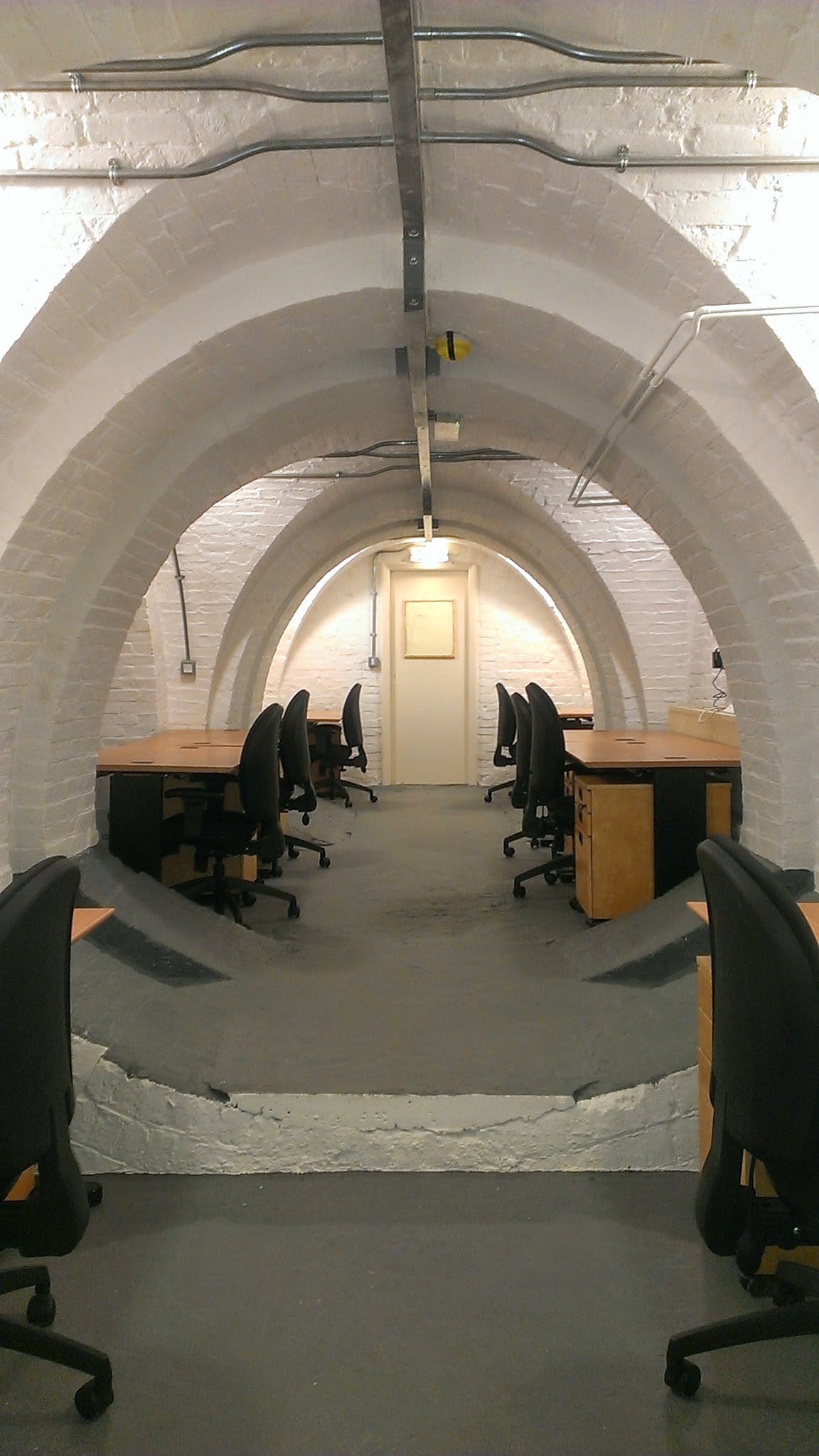 SpacE2 meeting space with arched ceilings for creative workshops and collaborative sessions.