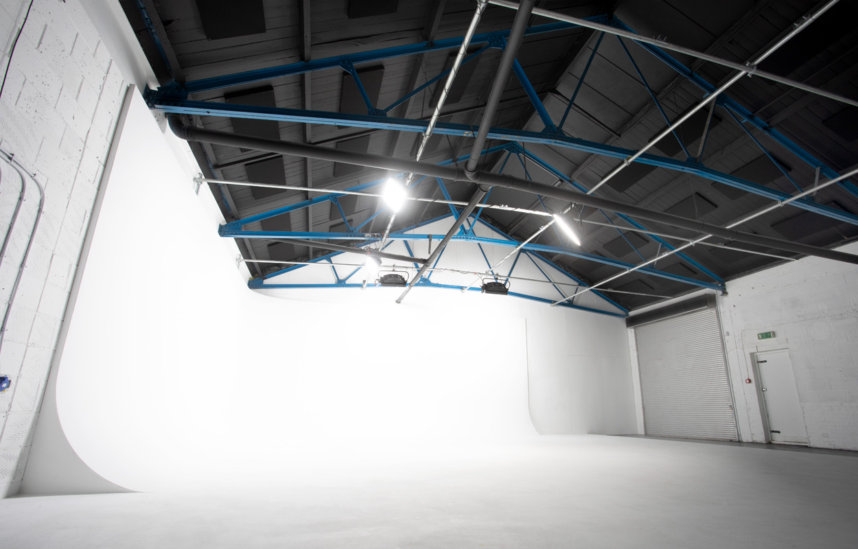 Versatile event space in Klatch Studio with bright white backdrop for modern gatherings.