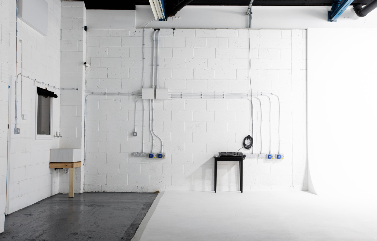 Minimalist event space in Klatch Studio with natural light, ideal for workshops and exhibitions.