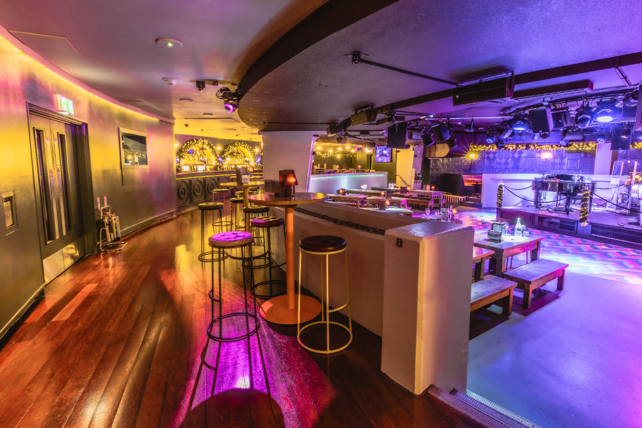 Versatile event space with modern bar, ideal for parties and corporate functions.