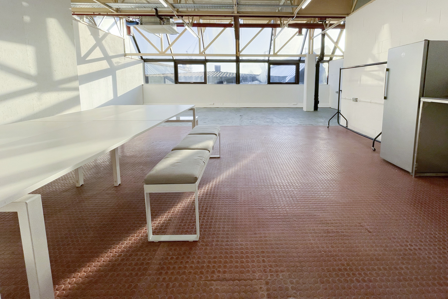 Hackney Depot Main Hall: bright meeting space with large table, ideal for workshops and brainstorming.