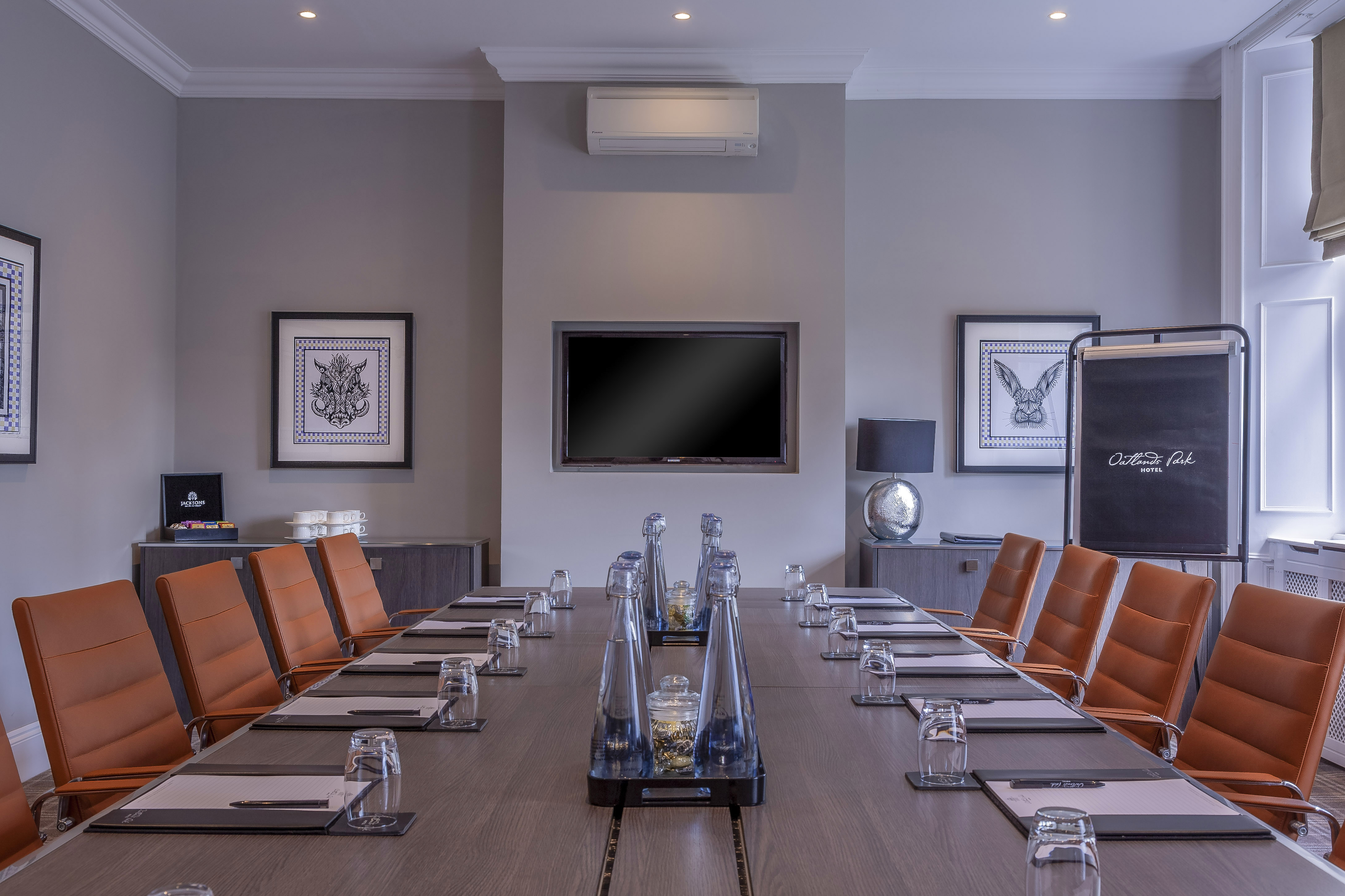 Surrey Room - xwyidnjh2zi.jpg