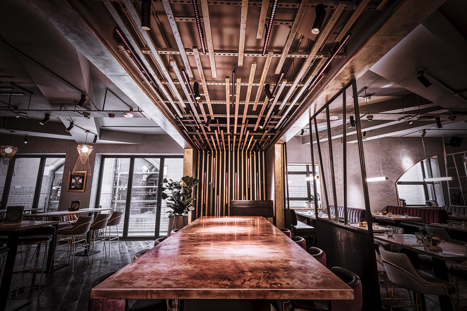Modern bar area with wooden ceiling, ideal for corporate meetings and gatherings.