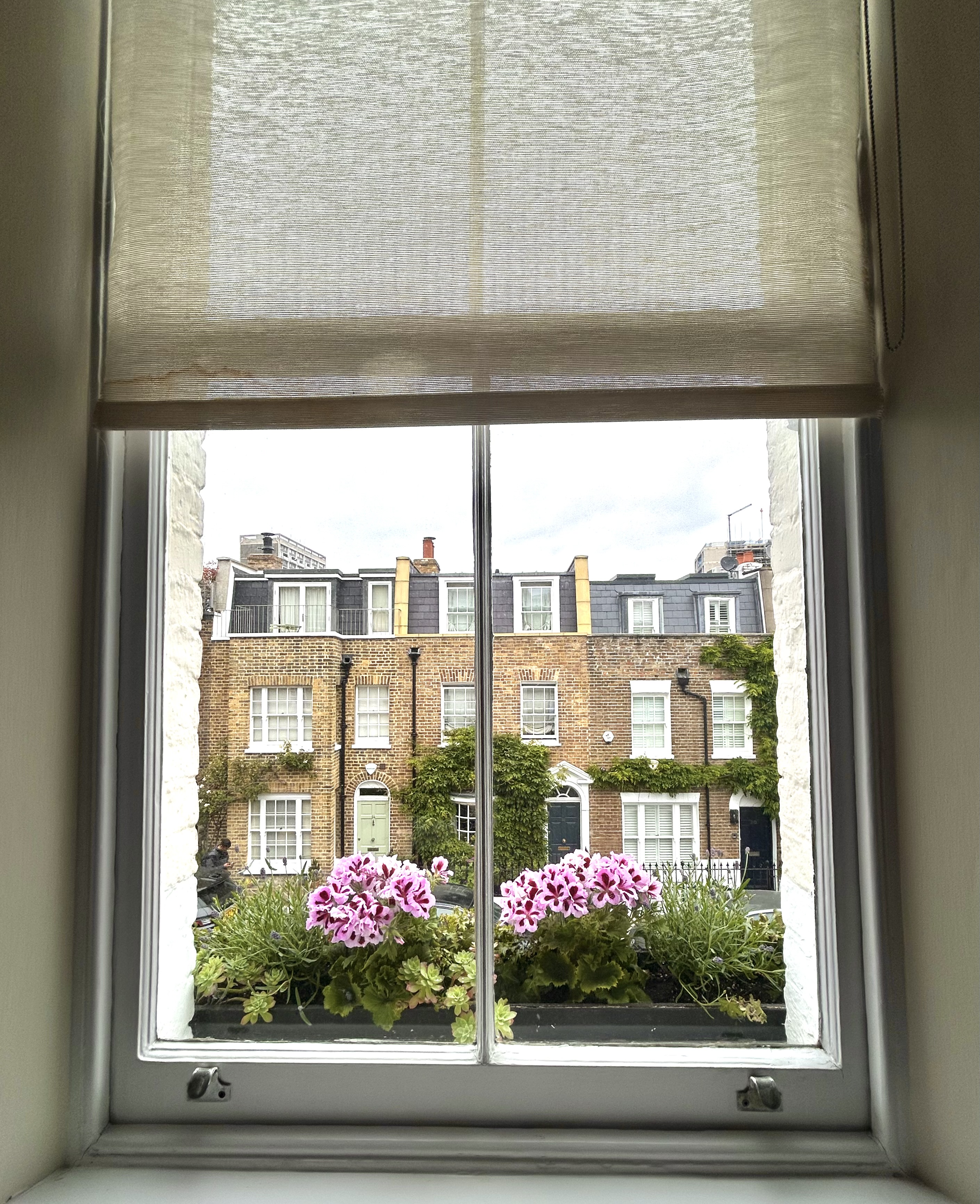 Charming treatment room view with brick buildings, ideal for creative events and networking.