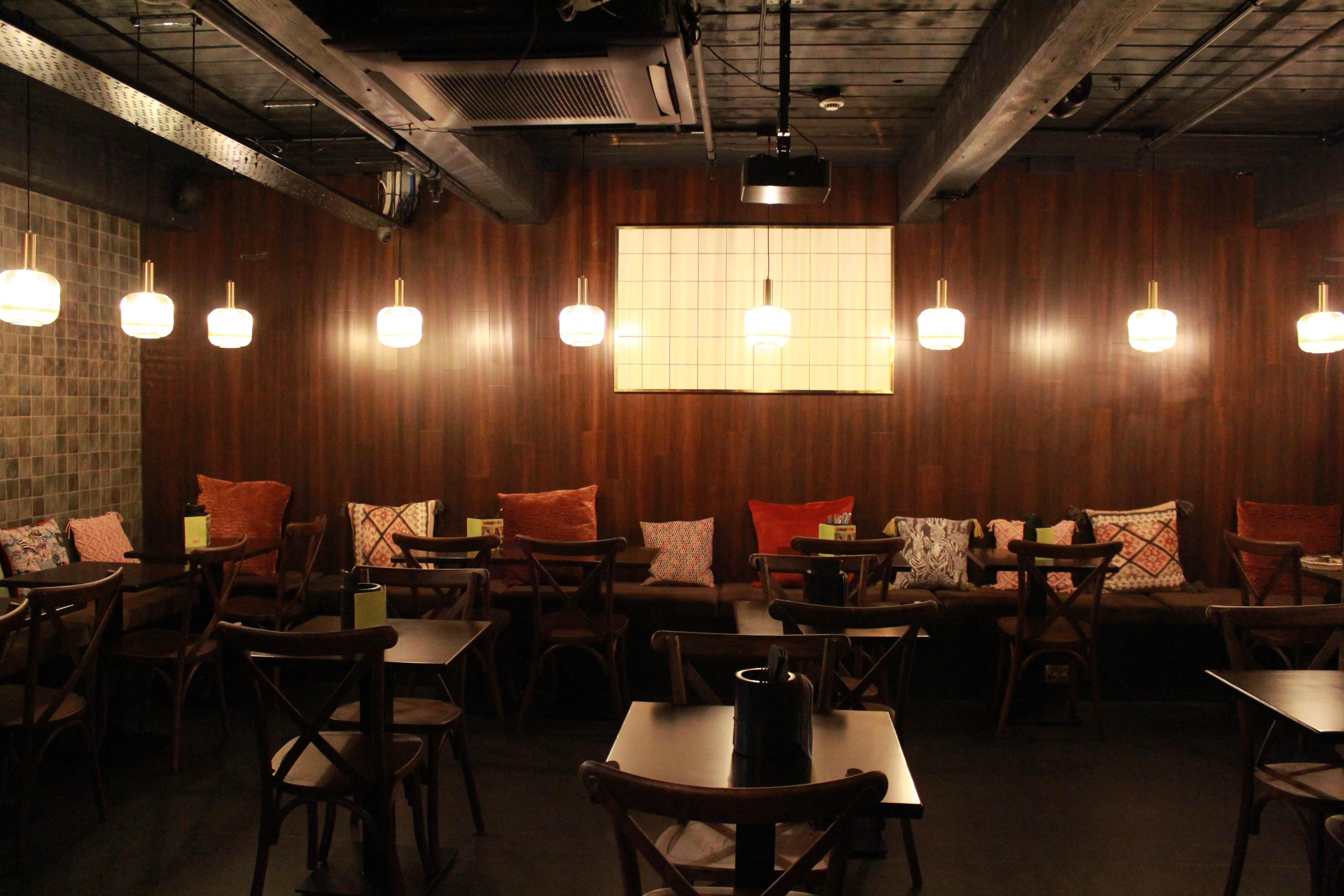 Cozy venue hire in Boogalú with warm lighting for meetings and events.