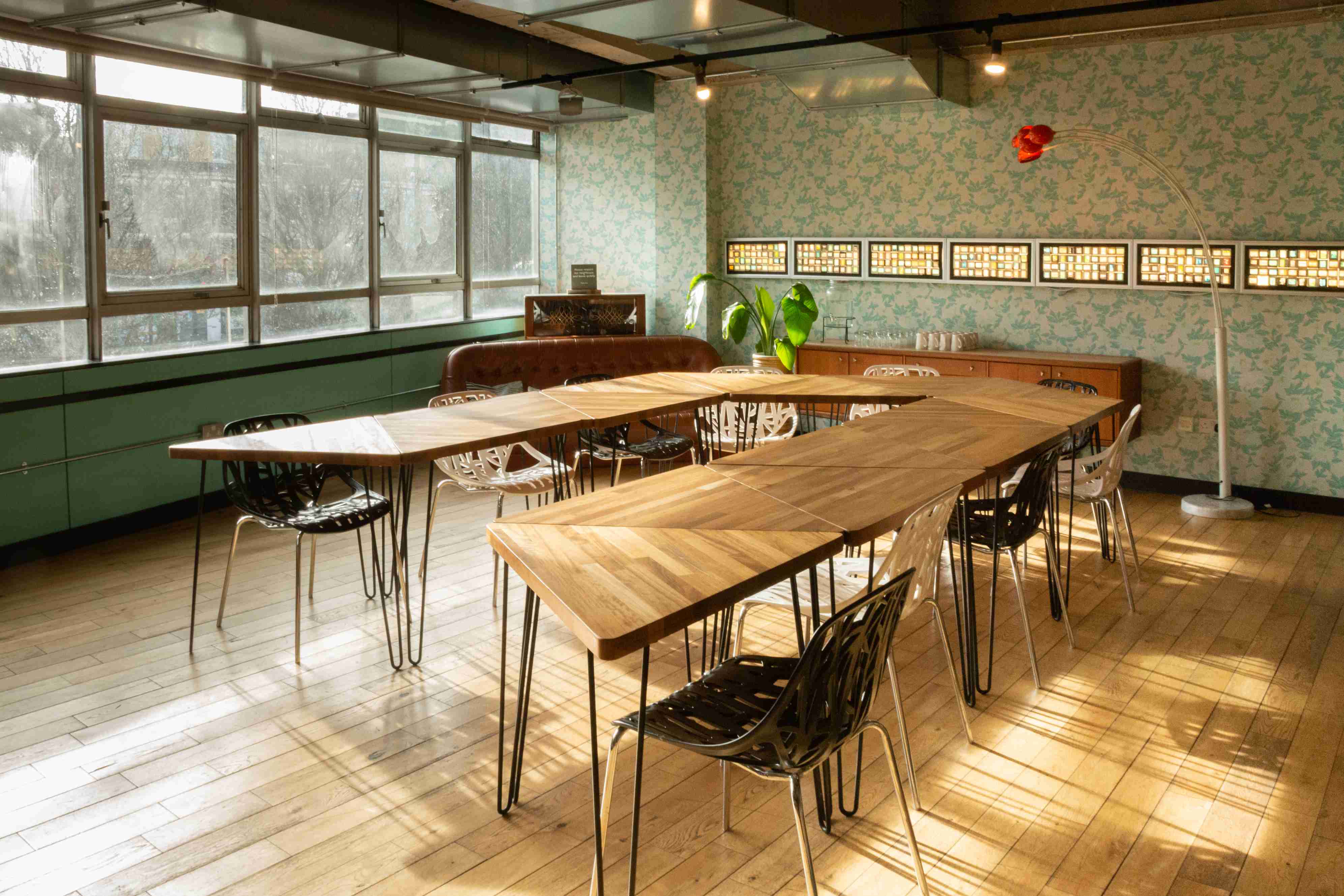 Well-lit meeting space with elongated wooden table, ideal for creative brainstorming sessions.