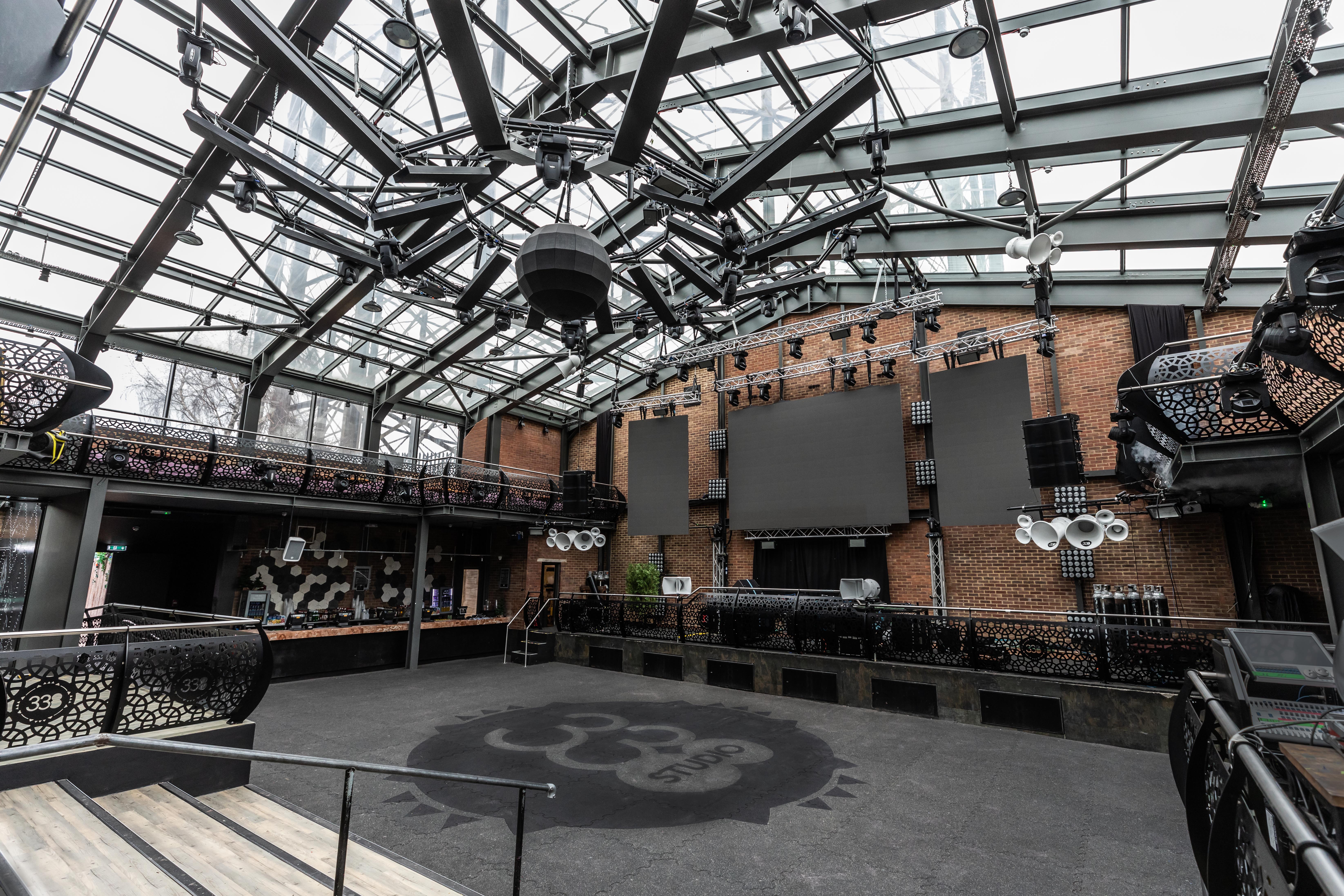 Terrace at Studio 338: modern event space with glass ceiling, ideal for concerts and gatherings.