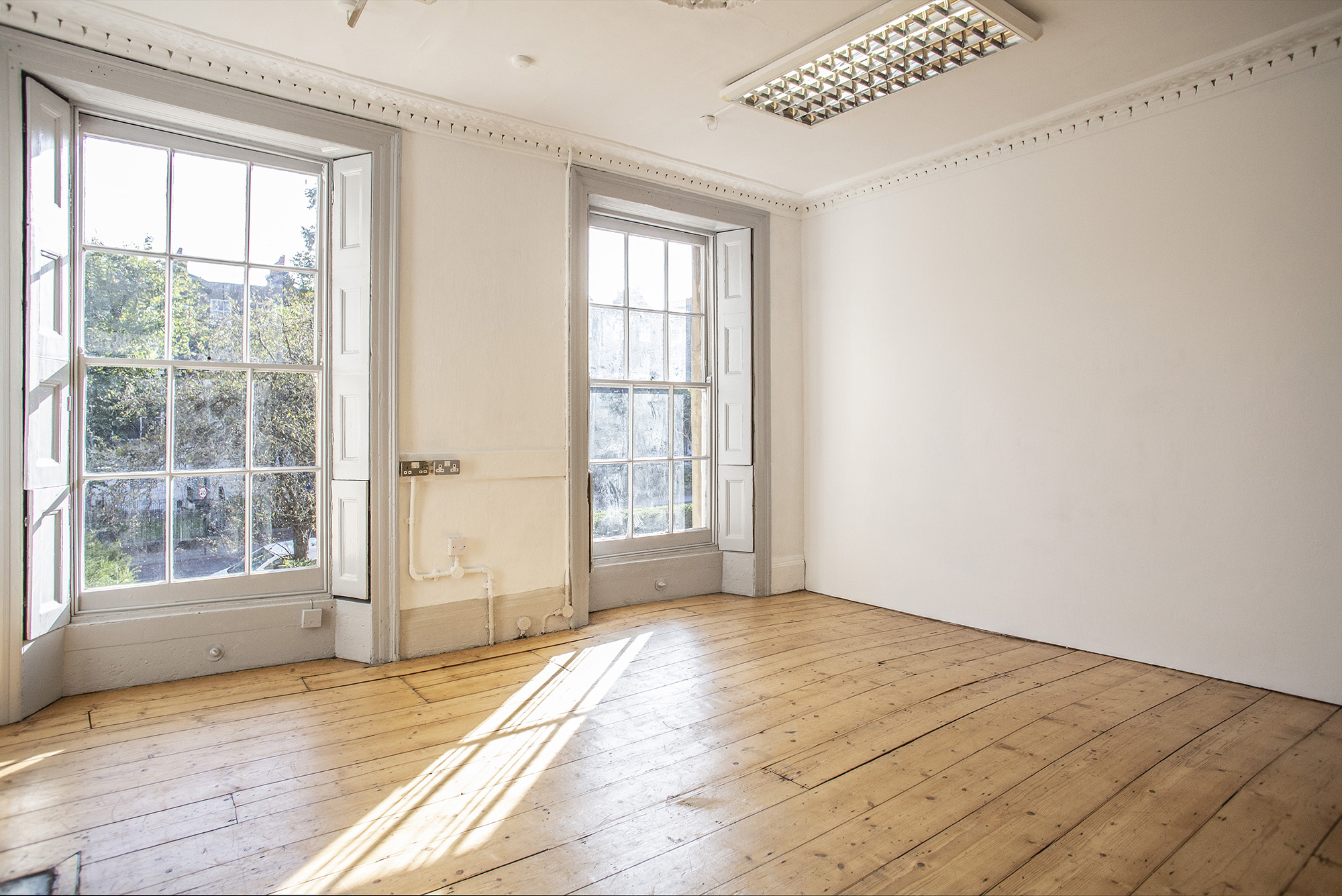 Bright meeting space with large windows, ideal for workshops and gatherings.