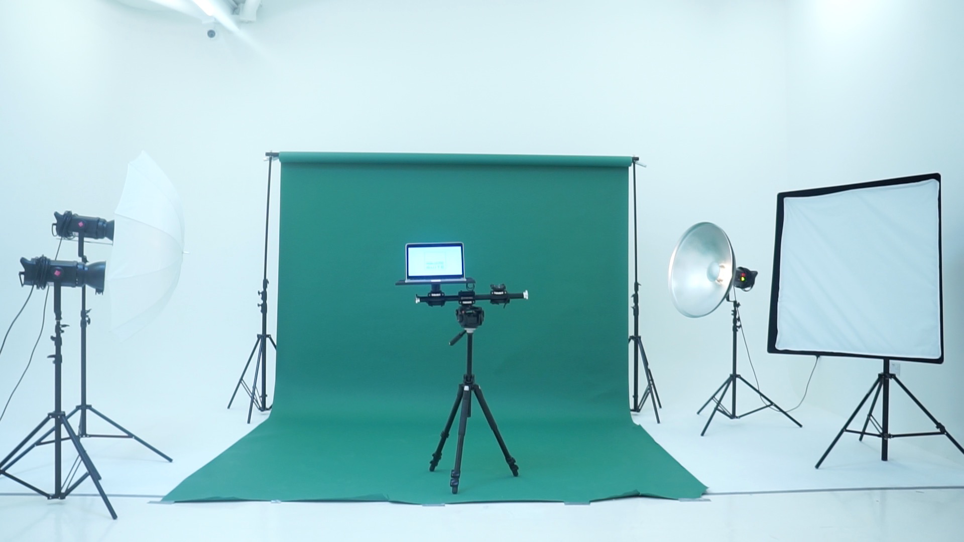 Well-equipped studio with green backdrop for virtual events and hybrid meetings.