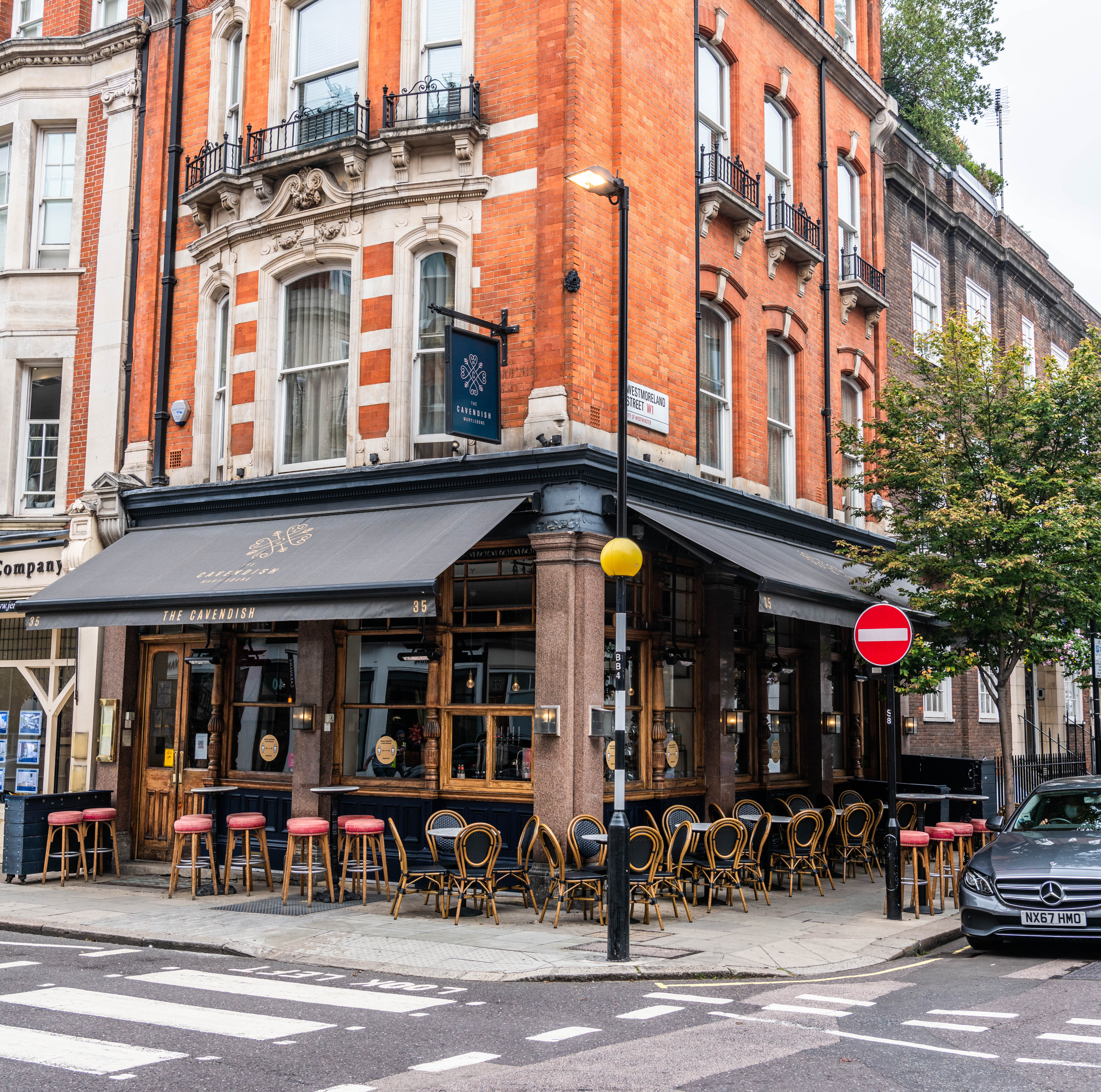Charming outdoor seating at The Lounge, perfect for casual networking events.