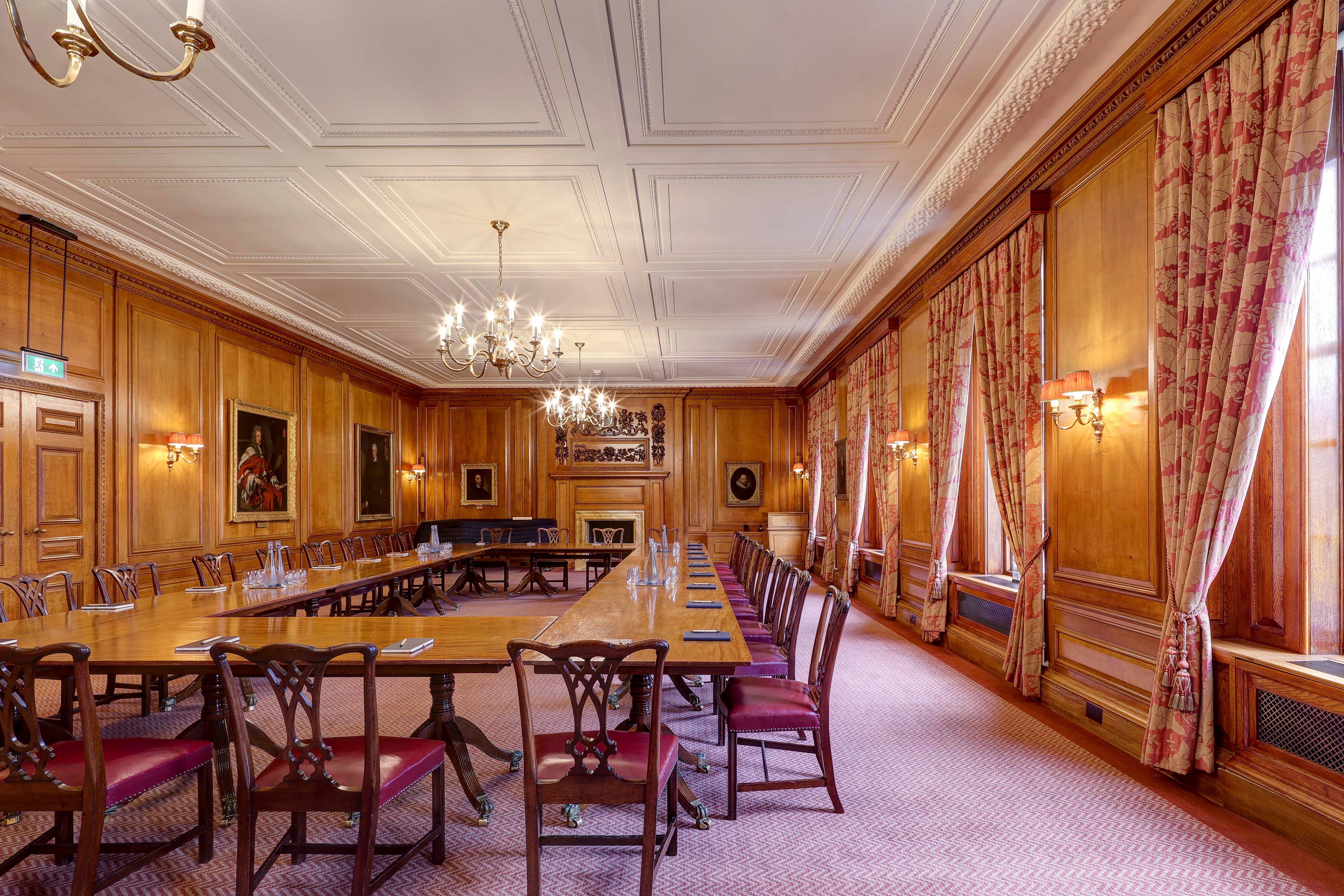 Inner Temple Parliament Chamber: U-shape boardroom for corporate meetings and executive events.