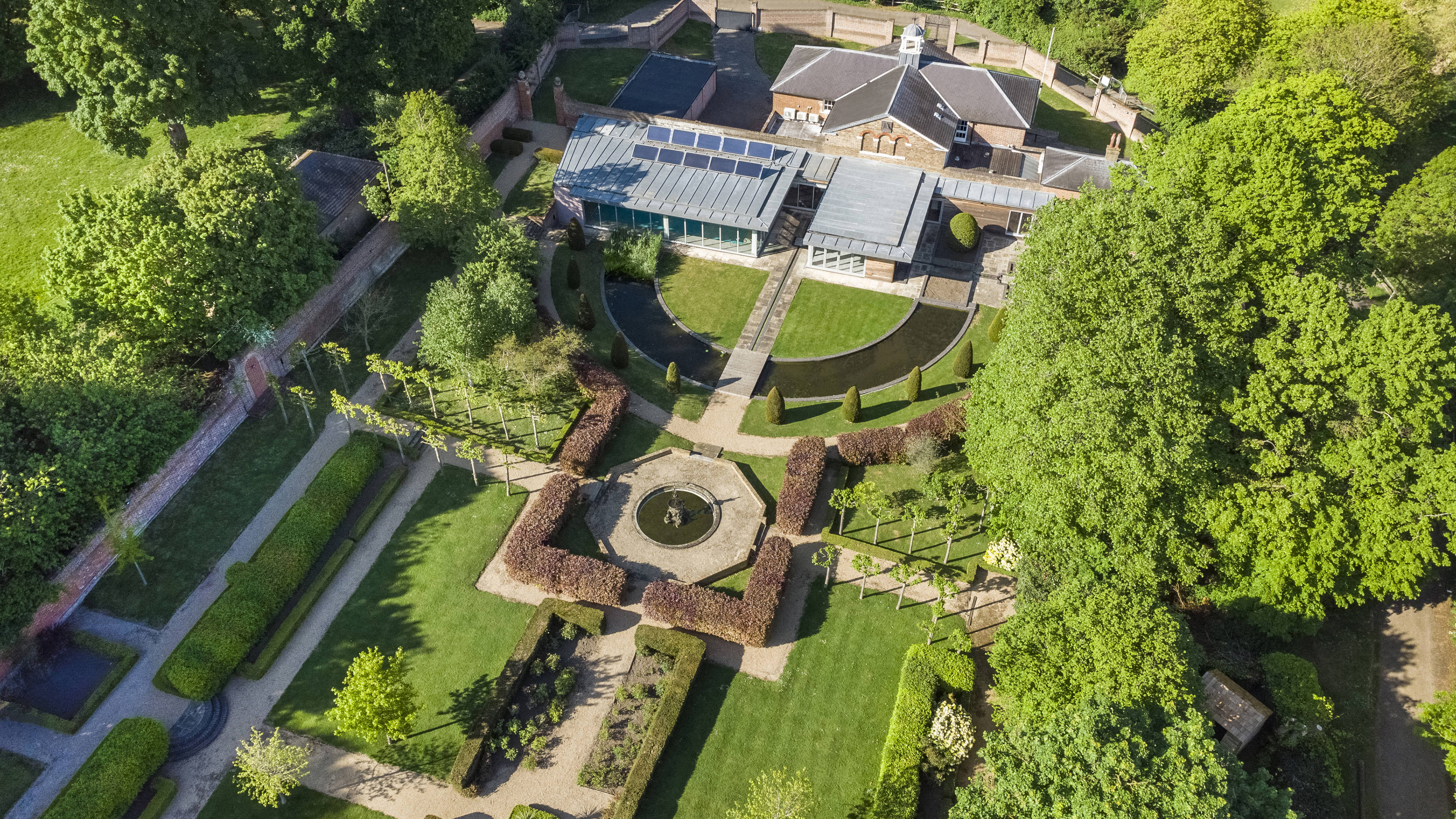 Foots Cray Mansion: elegant venue with landscaped gardens for weddings and events.