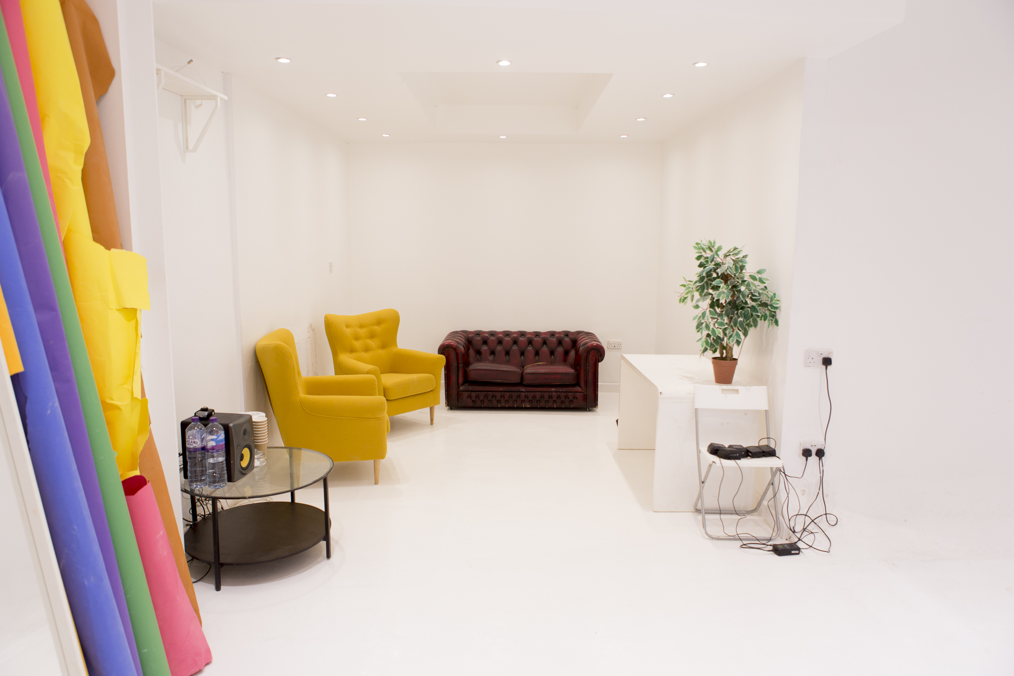 Versatile meeting space with bright walls, ideal for workshops and gatherings.