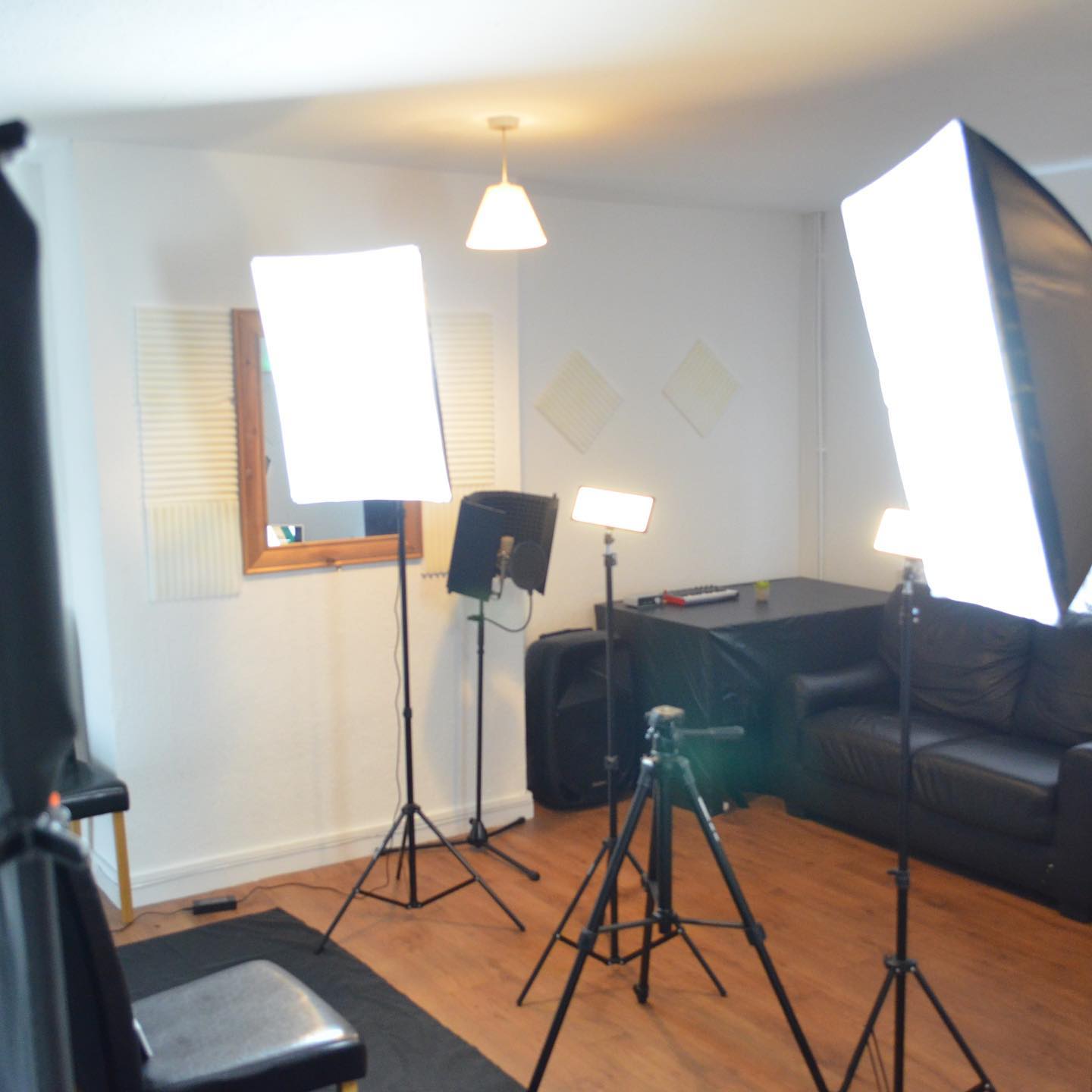 Virtual meeting setup at SOZO STUDIOS with professional lighting for webinars.