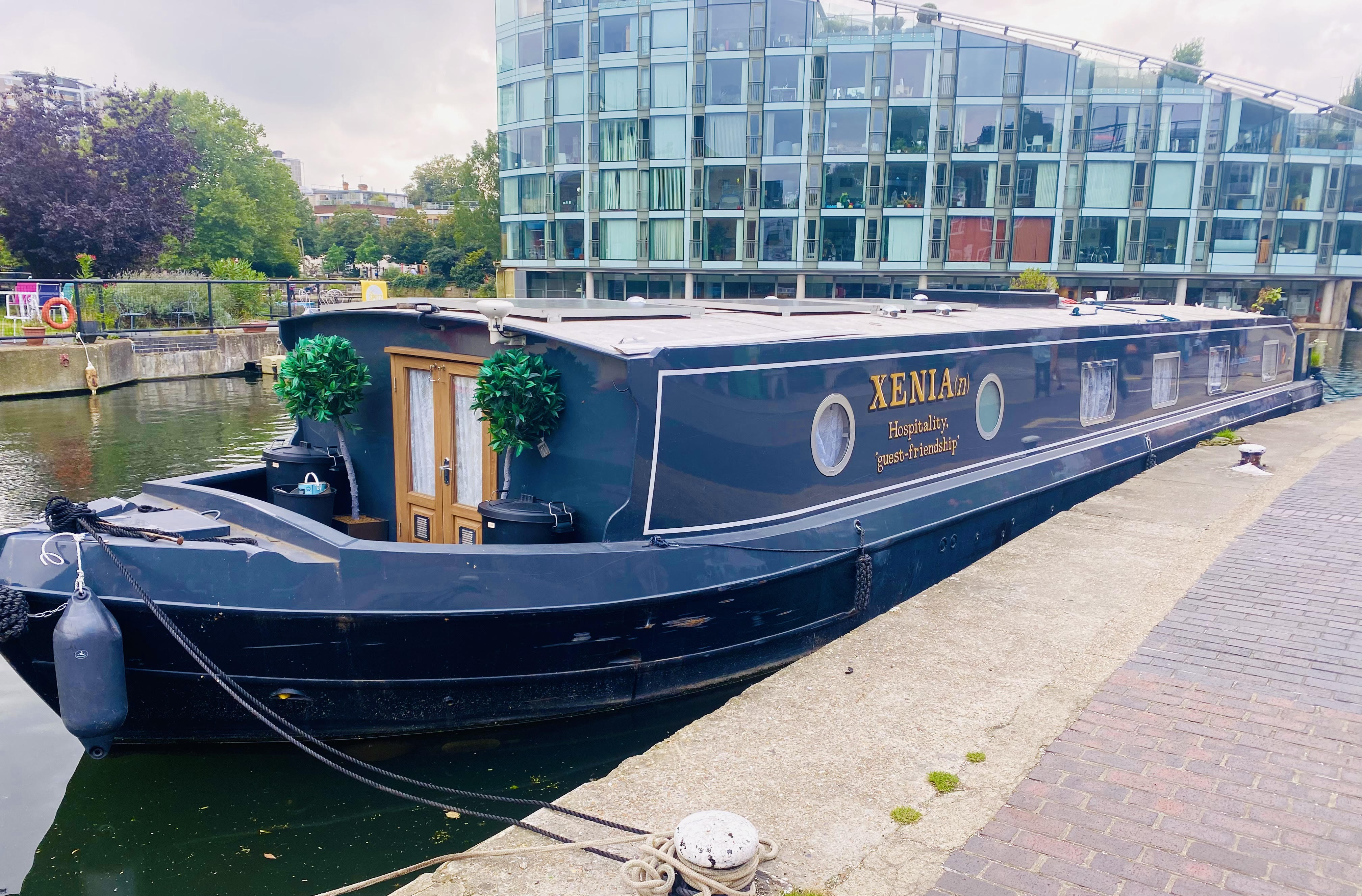 Stylish canal boat in Xenia, perfect for unique events and intimate gatherings.