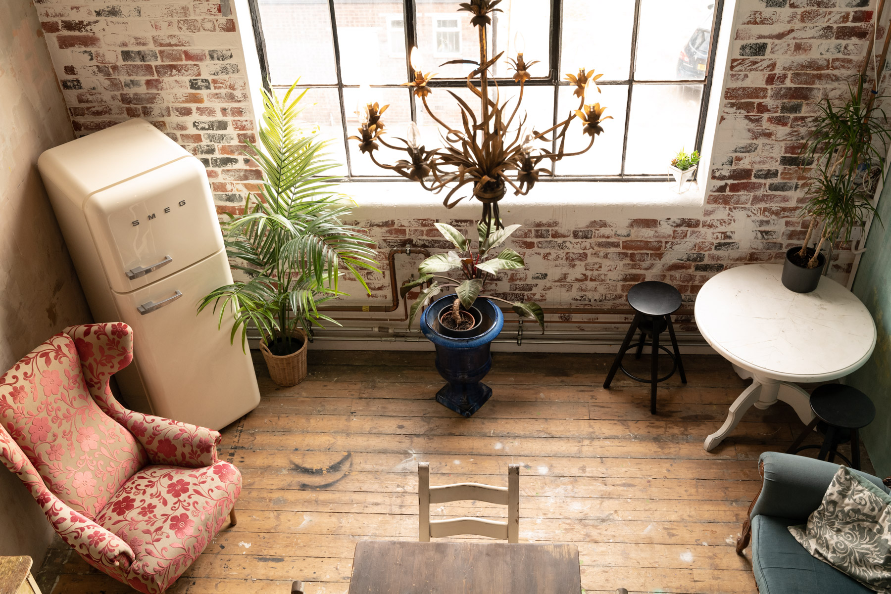 Bohemian meeting space with vintage decor, ideal for creative brainstorming sessions.