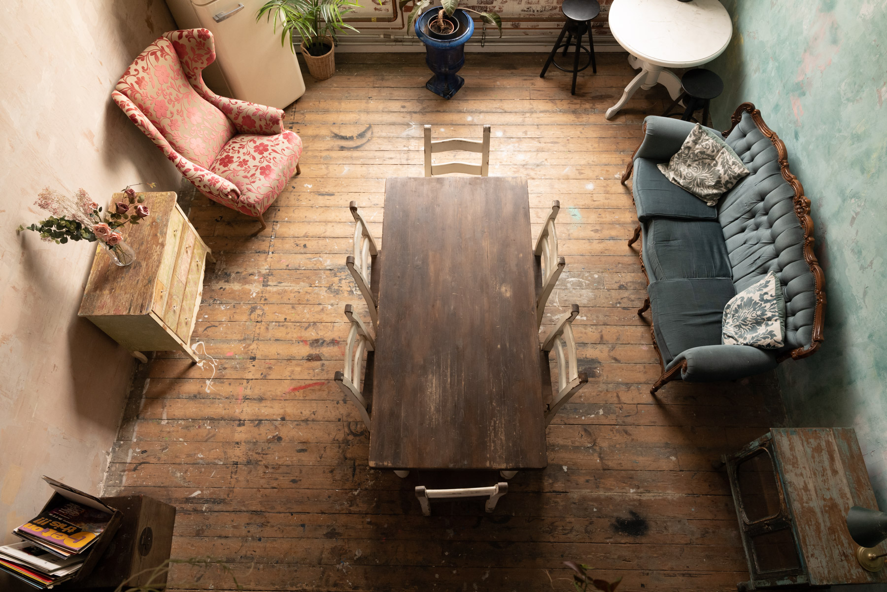 Cozy rustic meeting space with wooden table, ideal for gatherings and brainstorming sessions.