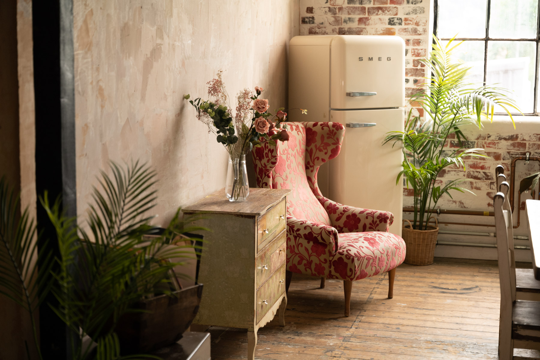 Bohemian meeting space with floral armchair, perfect for gatherings and brainstorming.