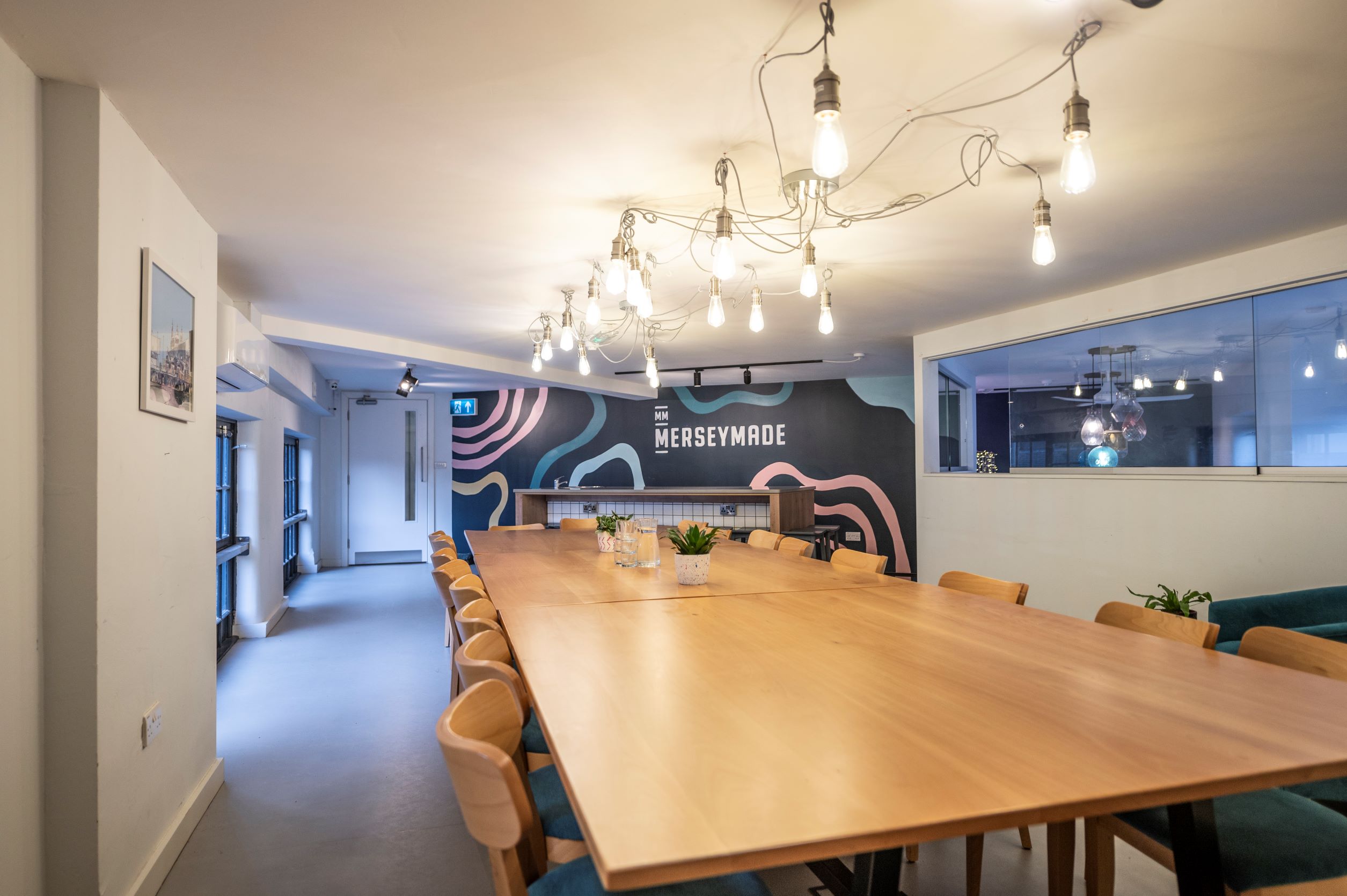 Modern meeting space with wooden table, ideal for workshops and brainstorming sessions.
