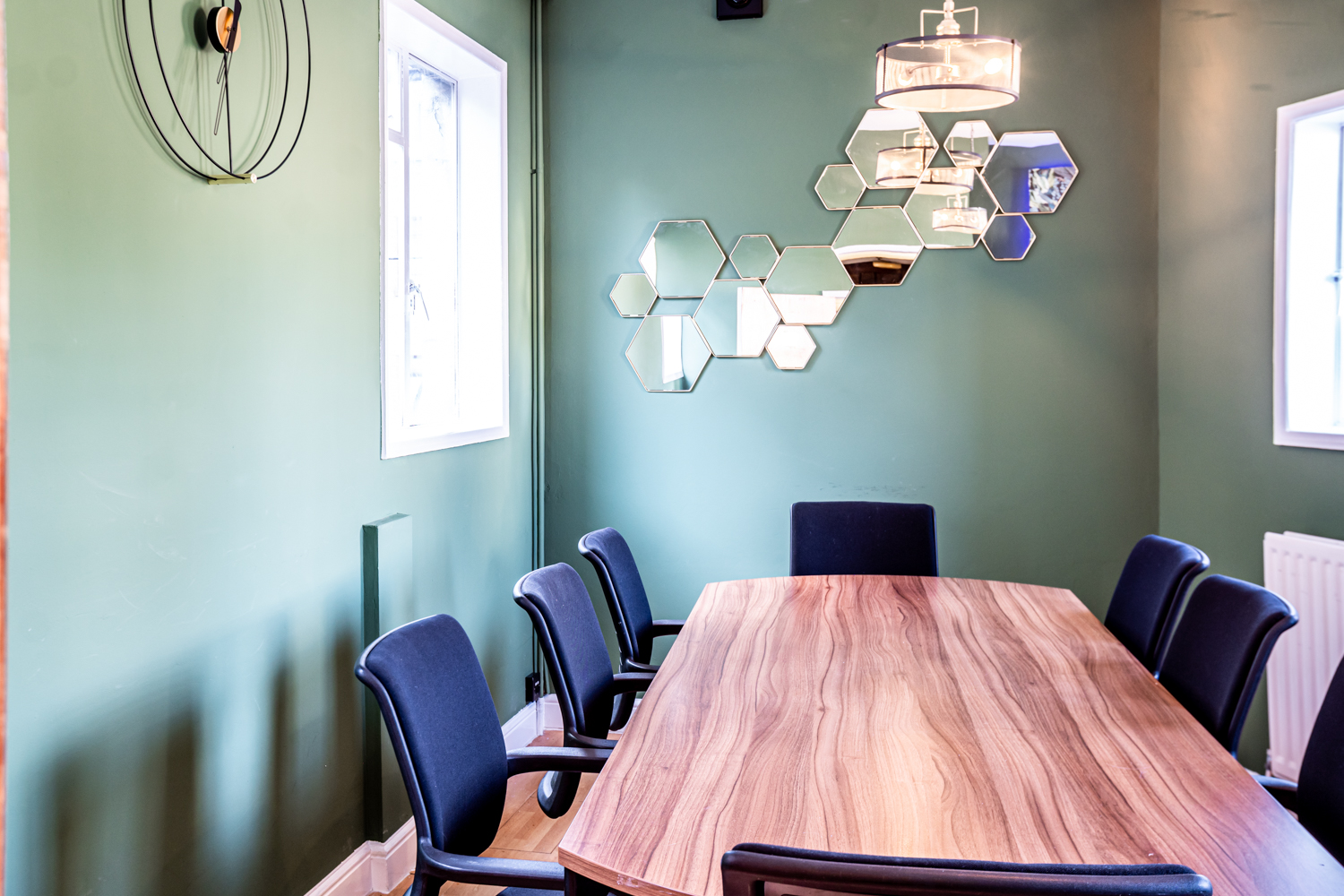 Modern meeting room in Conway Hall with wooden table and ergonomic chairs for brainstorming.