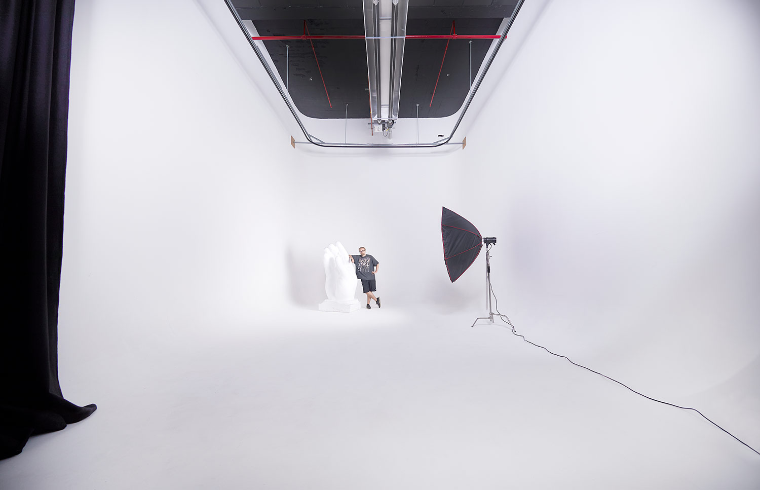 Spacious minimalist studio with bright backdrop for events and photo shoots.