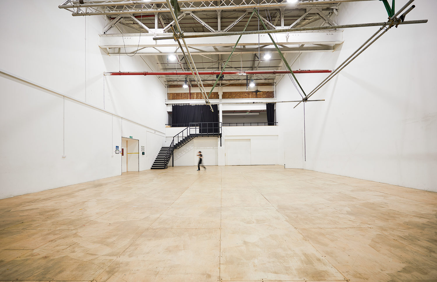 Spacious event venue with high ceilings for conferences and exhibitions in Sugar Studios.