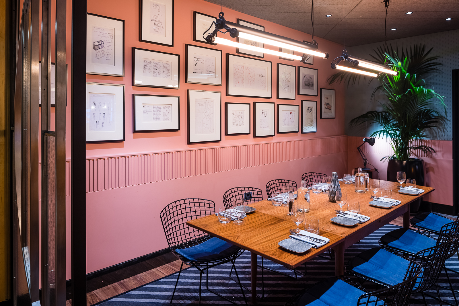 Stylish meeting room at Studio 54, warm pink walls, ideal for team gatherings.